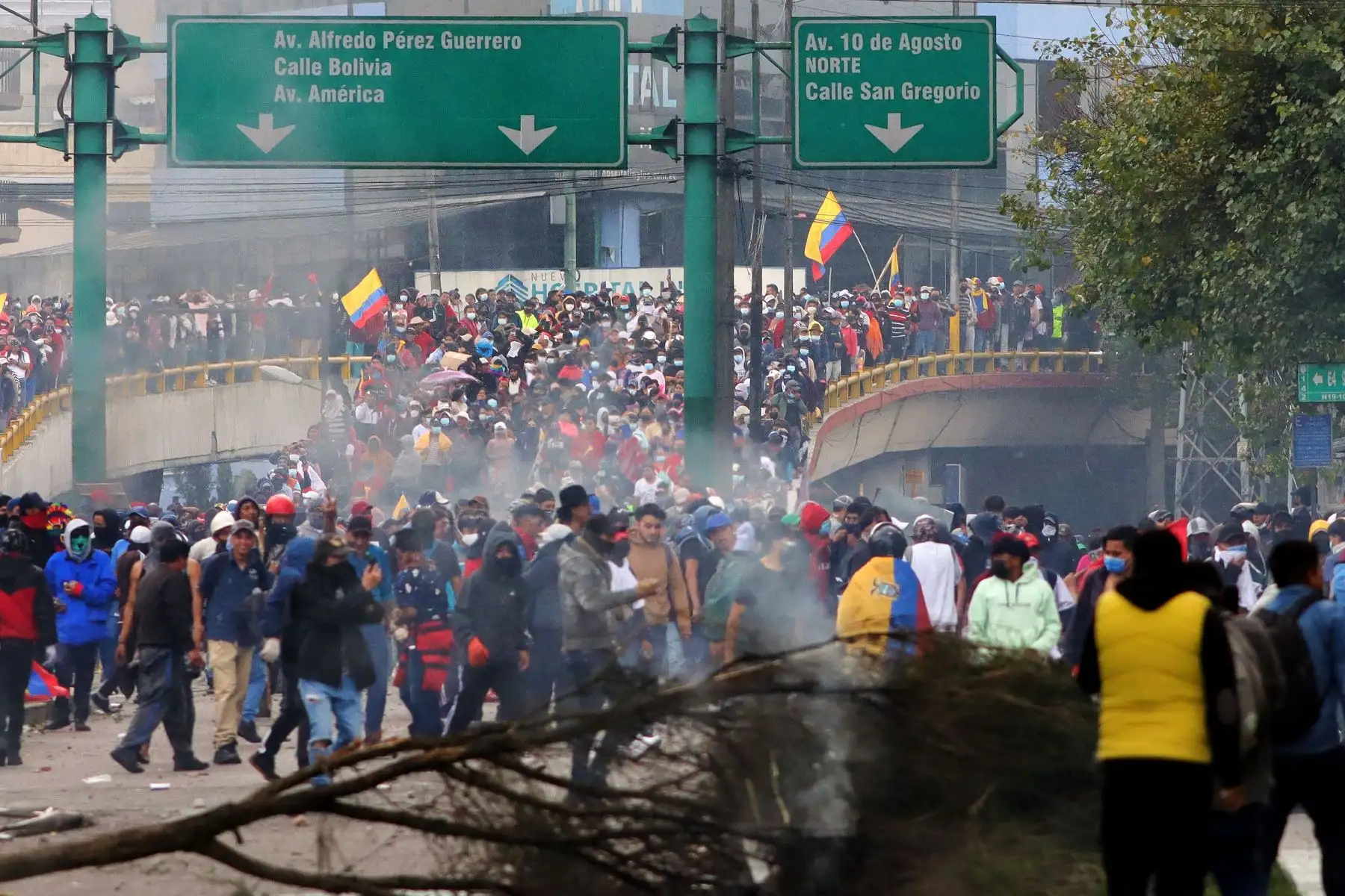 Cientos de personas participaron en la protesta cerca de la Casa de la Cultura Ecuatoriana en Quito, en el noveno día consecutivo de marchas contra el gobierno. 
Foto: AFP