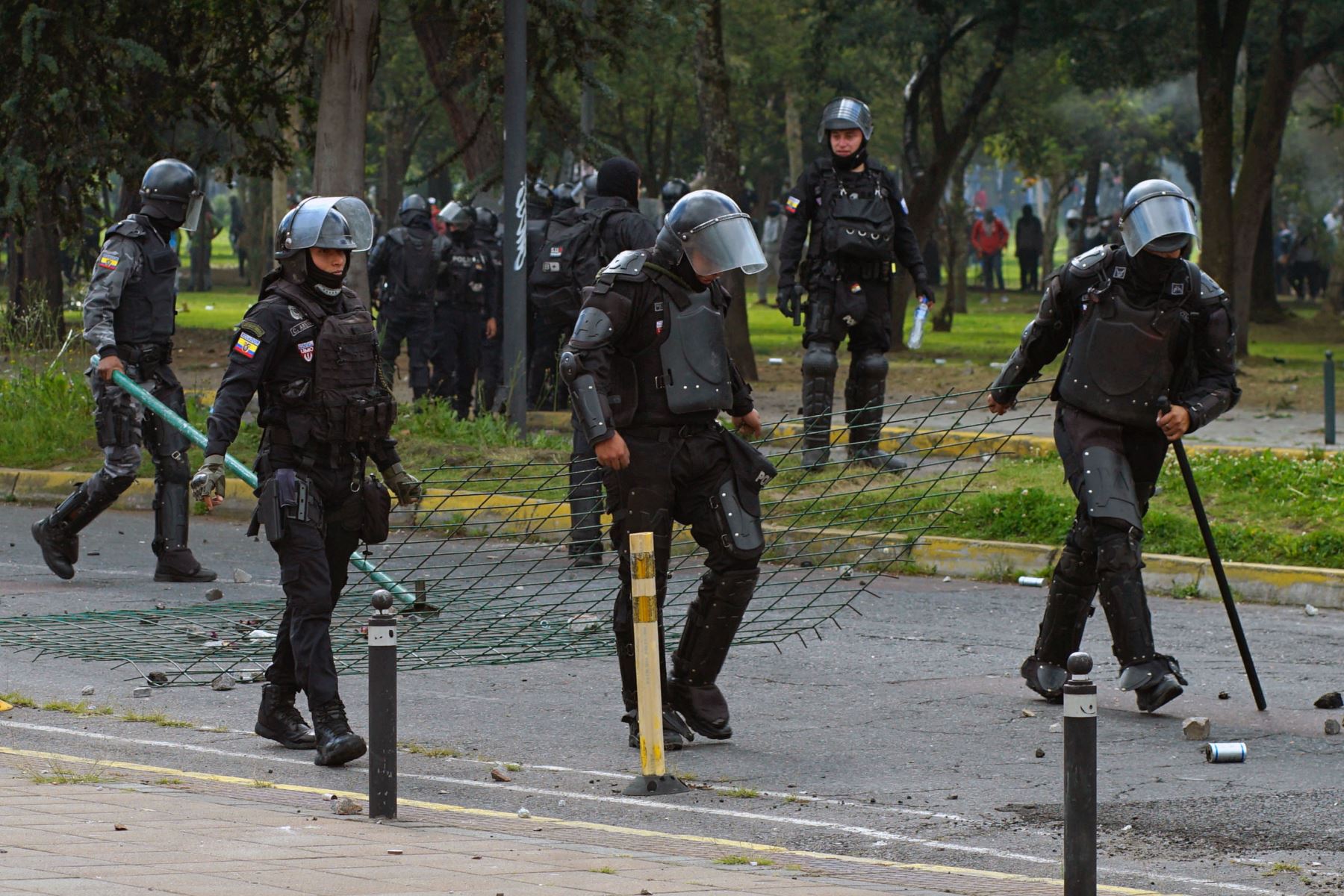La policía antidisturbios ecuatoriana se hace presente en la manifestación, mientras se enfrenta a los protestantes cerca de la Casa de la Cultura Ecuatoriana en Quito.
Foto: AFP