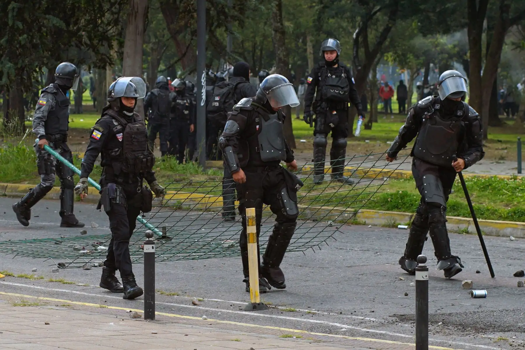 La policía antidisturbios ecuatoriana se hace presente en la manifestación, mientras se enfrenta a los protestantes cerca de la Casa de la Cultura Ecuatoriana en Quito.
Foto: AFP