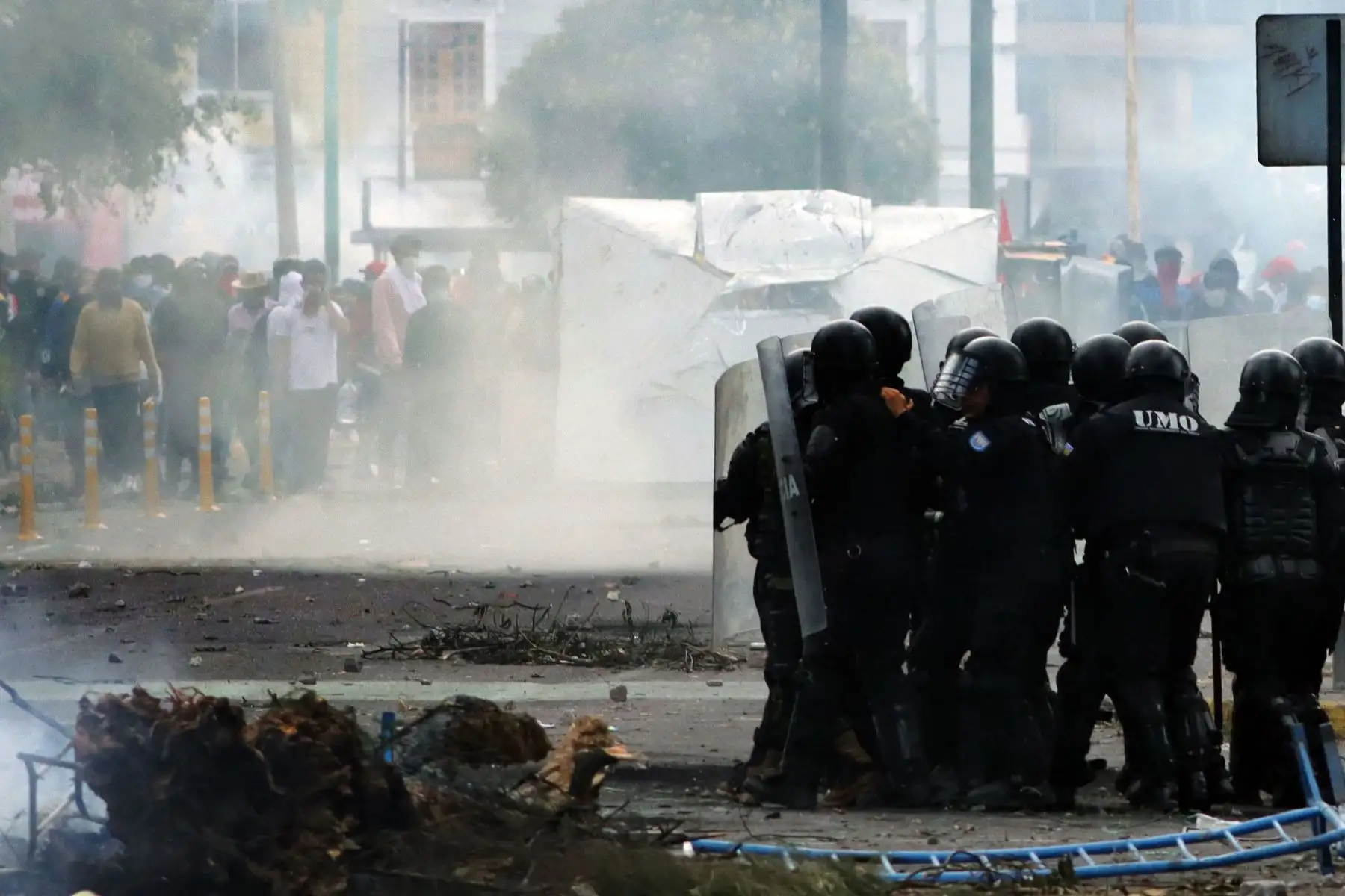 En cuanto a daños materiales existen 23 vehículos de Policía con desperfectos, entre ellos dos "destruidos por completo por incineración".
Foto.; AFP