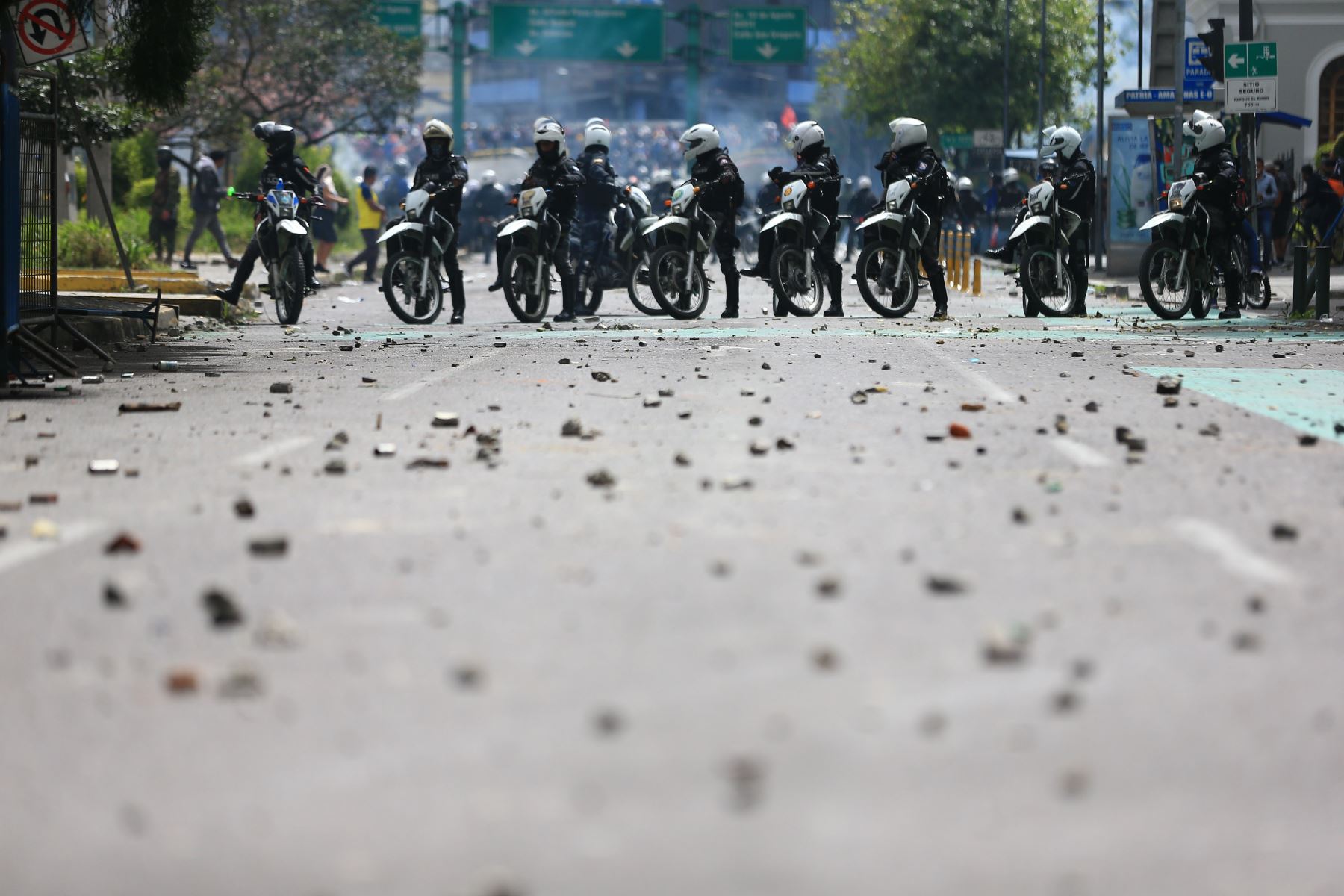 Policías bloquean el paso en las calles de Quito. El máximo mando de la Policía ecuatoriana consideró que entre los manifestantes hay un grupo que pretende realizar "alguna acción incendiaria" contra instalaciones públicas. Foto: EFE