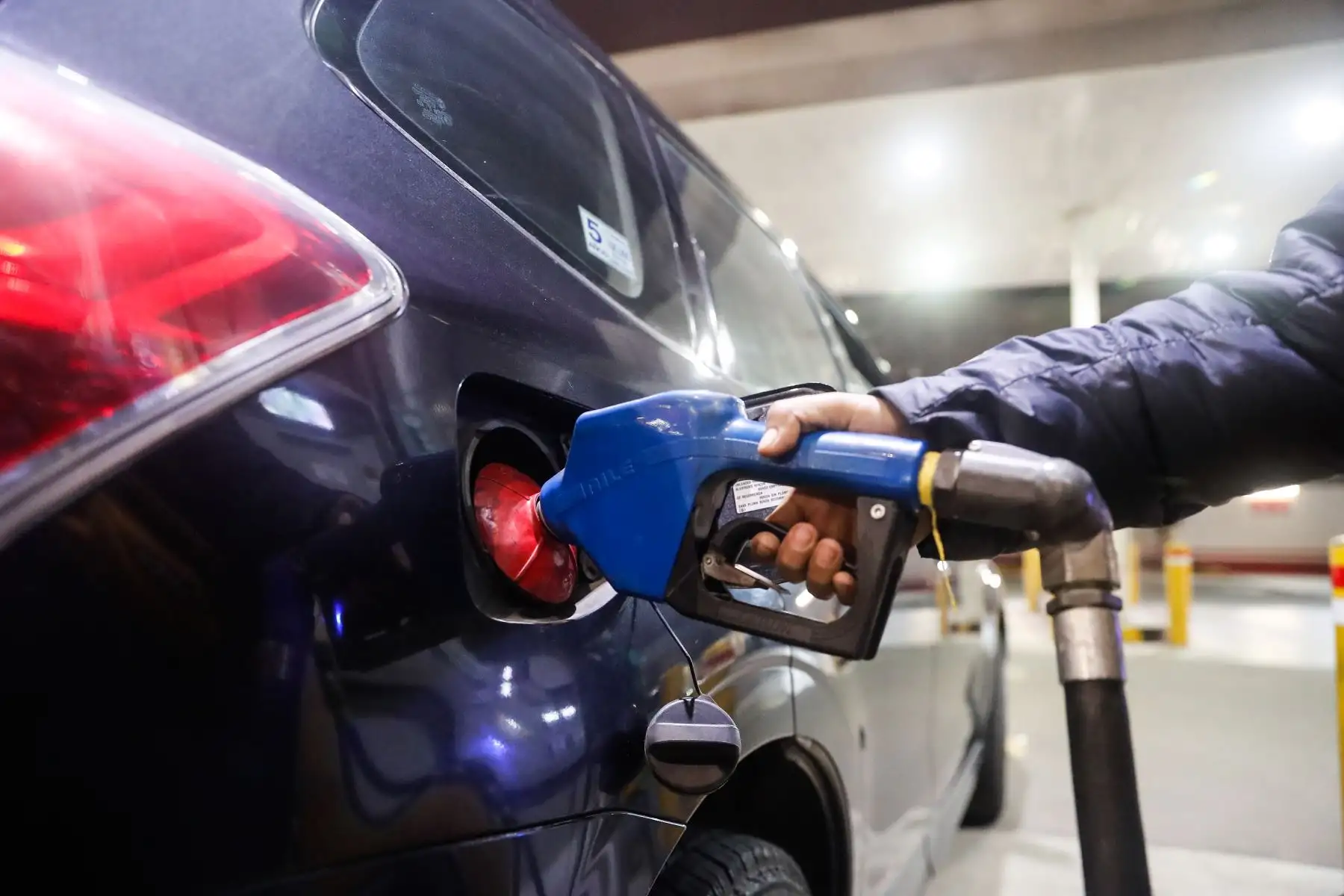 Servicio de abastecimiento de combustible a un automóvil. ANDINA/Renato Pajuelo