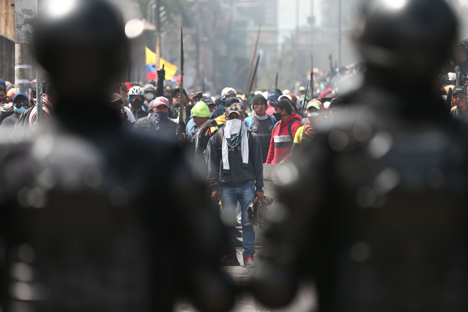 Manifestantes se enfrentan con agentes de policía  en las calles de Quito. El centro de la capital fue escenario de nuevos disturbios debido a enfrentamientos entre manifestantes y policías durante el noveno día consecutivo de protestas en Ecuador. Foto: EFE
