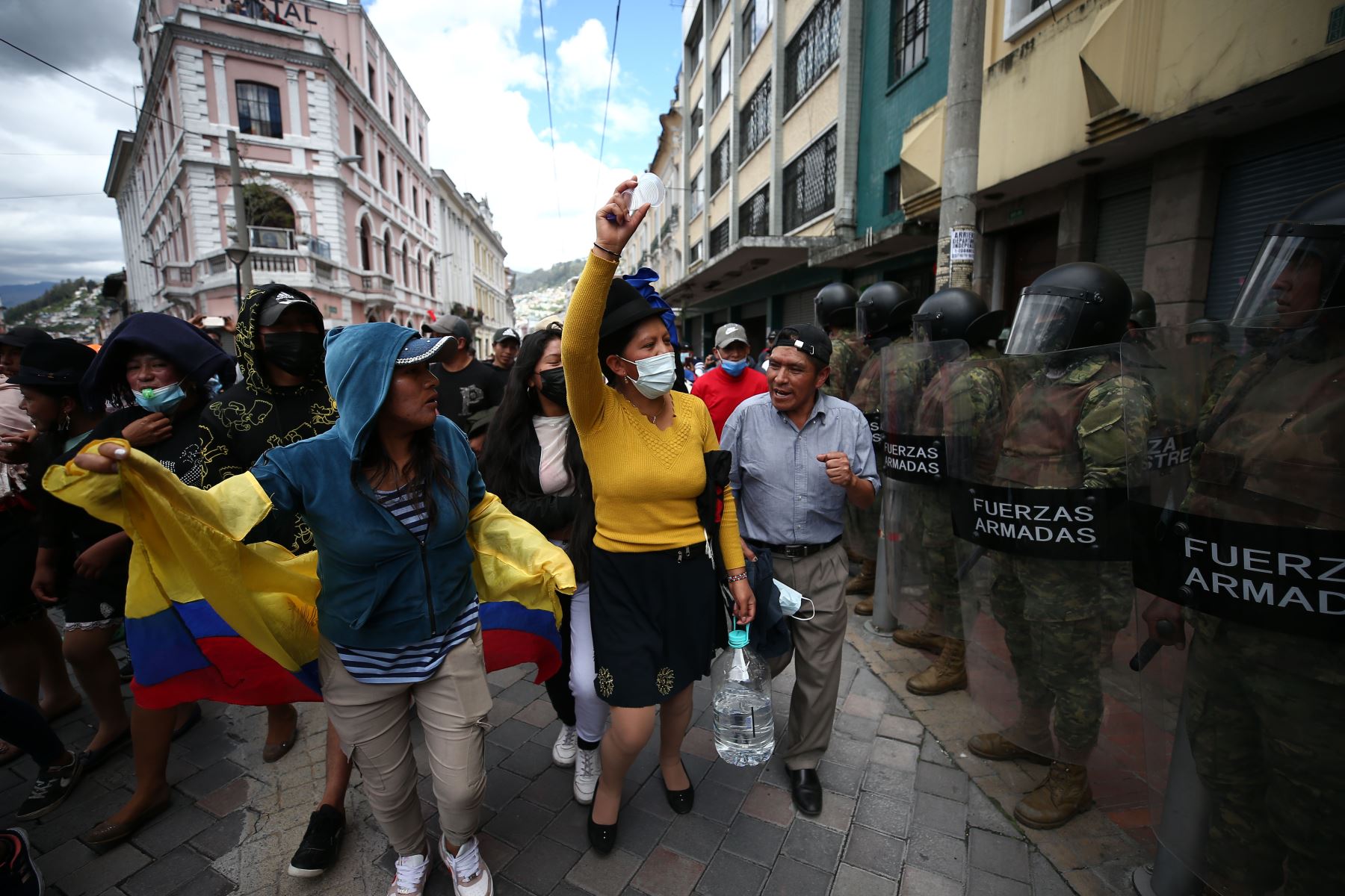 Mujeres gritan consignas contra el Gobierno frente a una línea de agentes antimotines , en las calles de Quito . El centro de Quito fue escenario de nuevos disturbios debido a enfrentamientos entre manifestantes y policías durante el noveno día consecutivo de las protestas en Ecuador.
Foto: EFE