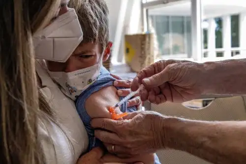Países y territorios como Argentina, Bahréin, Chile, China, Cuba, Hong Kong y Venezuela habían ofrecido vacunas para menores, pero no incluían vacunas de tipo mRNA, como lo son Pfizer y Moderna. Foto: AFP