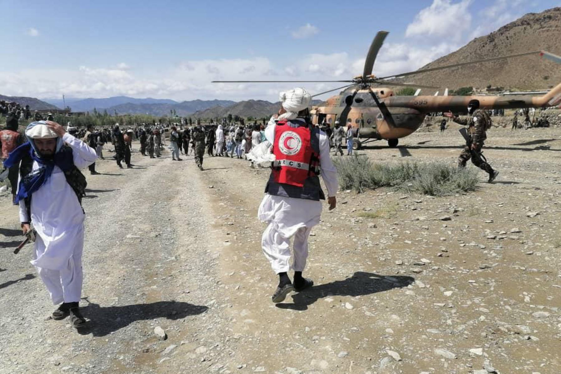El Gobierno de los talibanes aseguró que emplea todos sus recursos en las operaciones de rescate, con el envío de asistencia, helicópteros y suministros médicos, al tiempo que ha pedido ayuda a las organizaciones humanitarias en el país. Foto: Kabul News