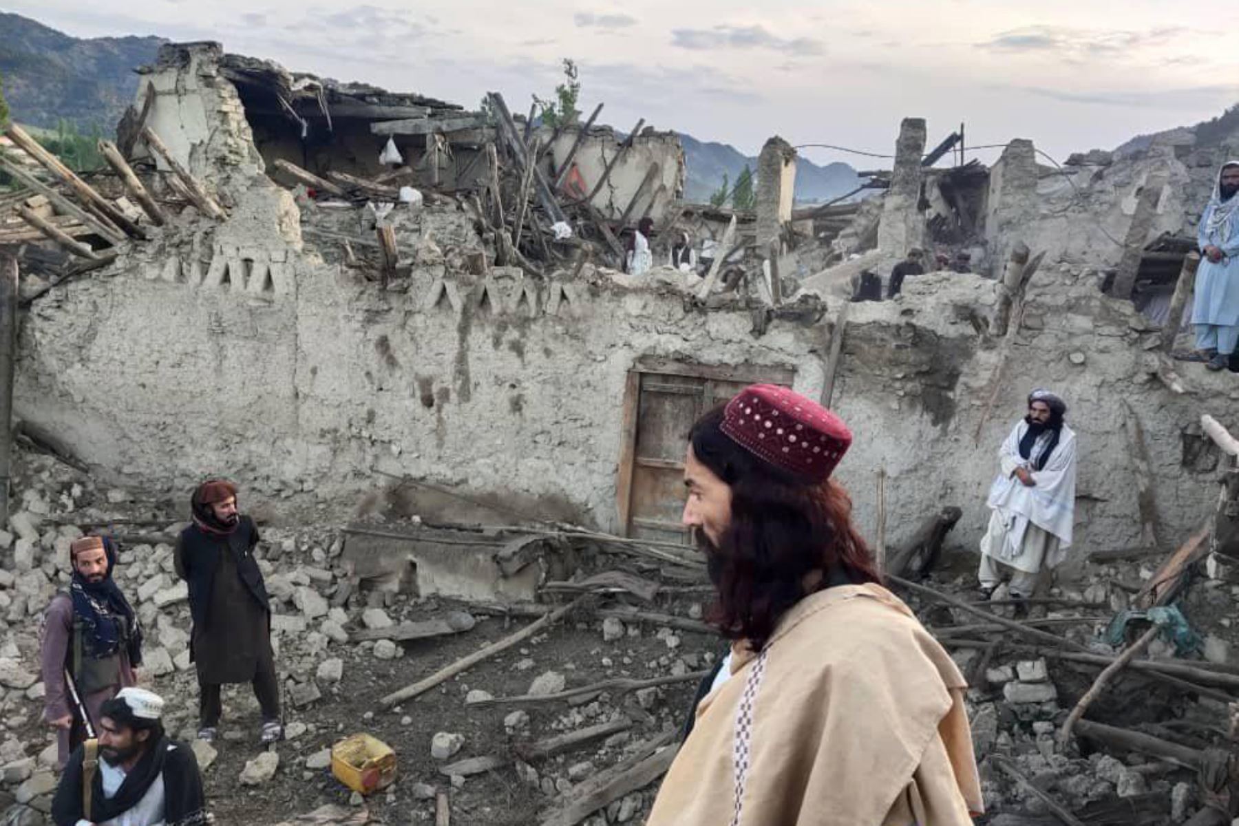 Las autoridades afganas elevaron este miércoles a 920 el número de muertos y a más de 600 los heridos por el terremoto de 5,9 grados registrado anoche en el este de Afganistán. Foto: Kabul News