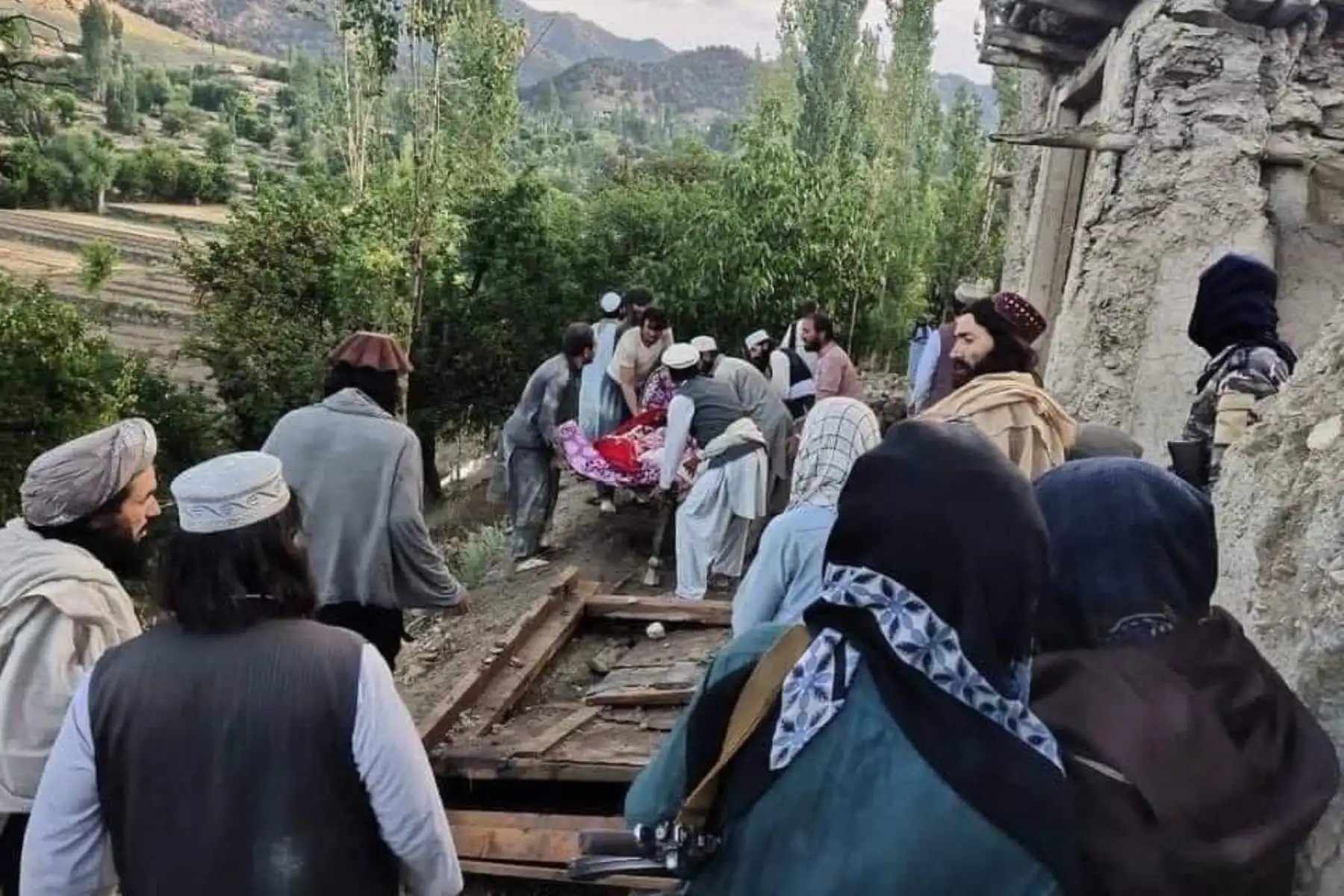 Las autoridades afganas elevaron este miércoles a 920 el número de muertos y a más de 600 los heridos por el terremoto de 5,9 grados registrado anoche en el este de Afganistán. Foto: Kabul News