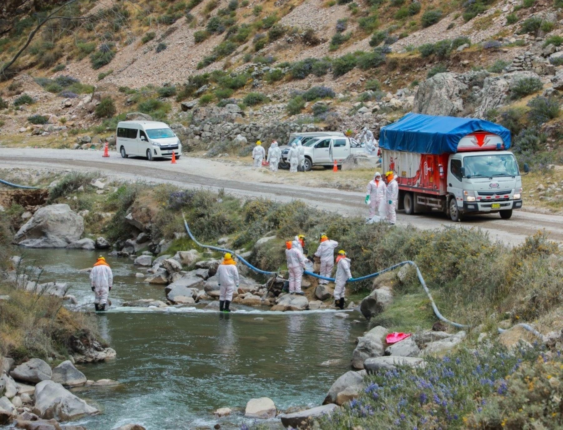 Supervisan acciones en zonas afectadas por derrame de concentrado de zinc en río Chillón