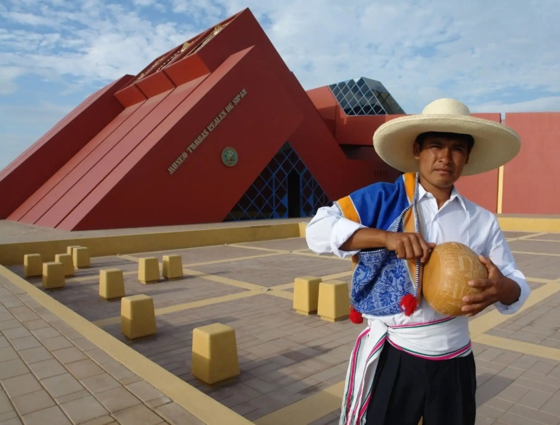 Mincetur y la Unidad Ejecutora Naylamp firman convenio para impulsar la competitividad de 800 artesanos de Lambayeque.