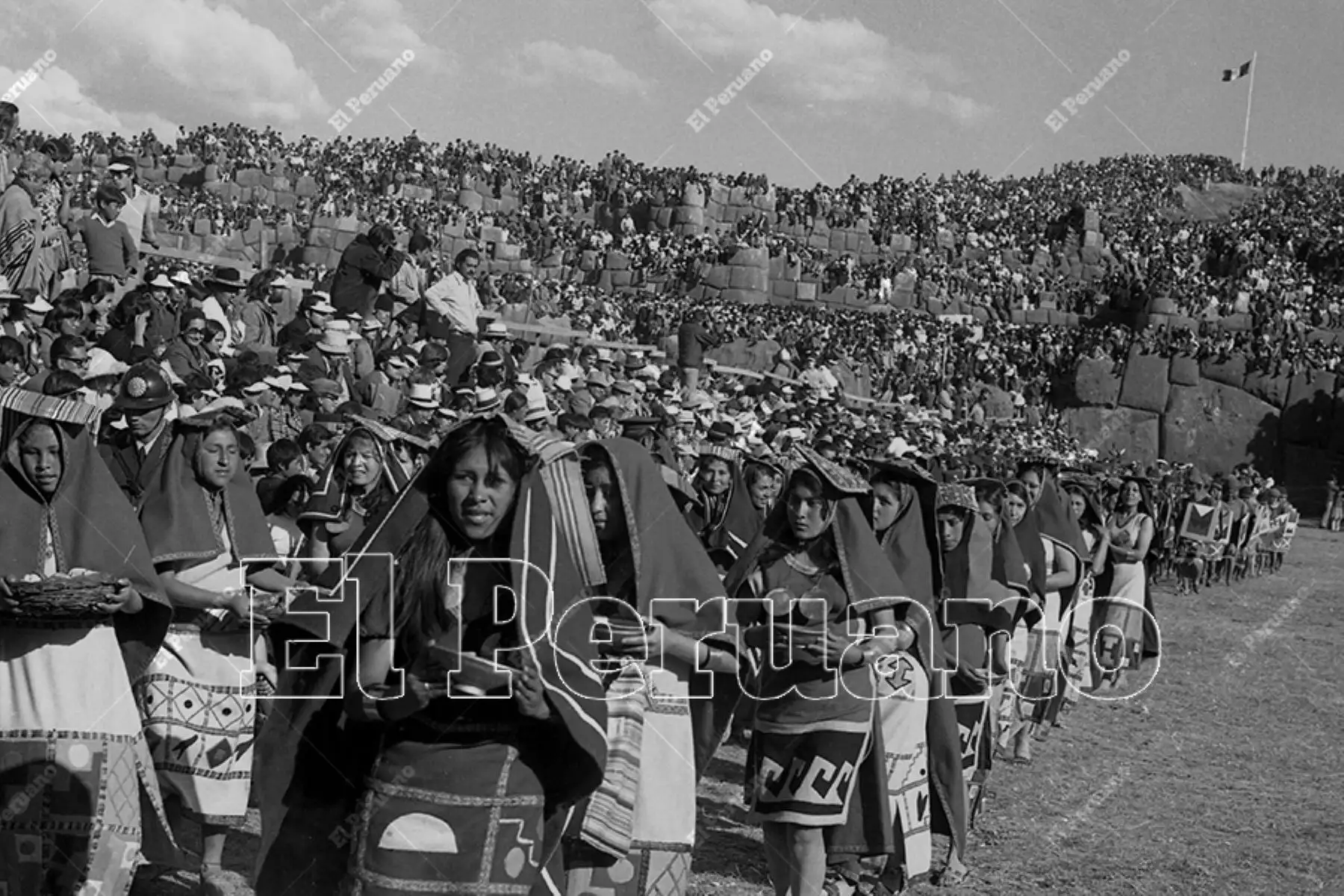 Cusco - 24 junio 1975 / Celebración del Inti Raymi o Fiesta del Sol en la explanada de la fortaleza de Sacsayhuamán. Foto: Archivo Histórico de El Peruano / Oswaldo Sánchez