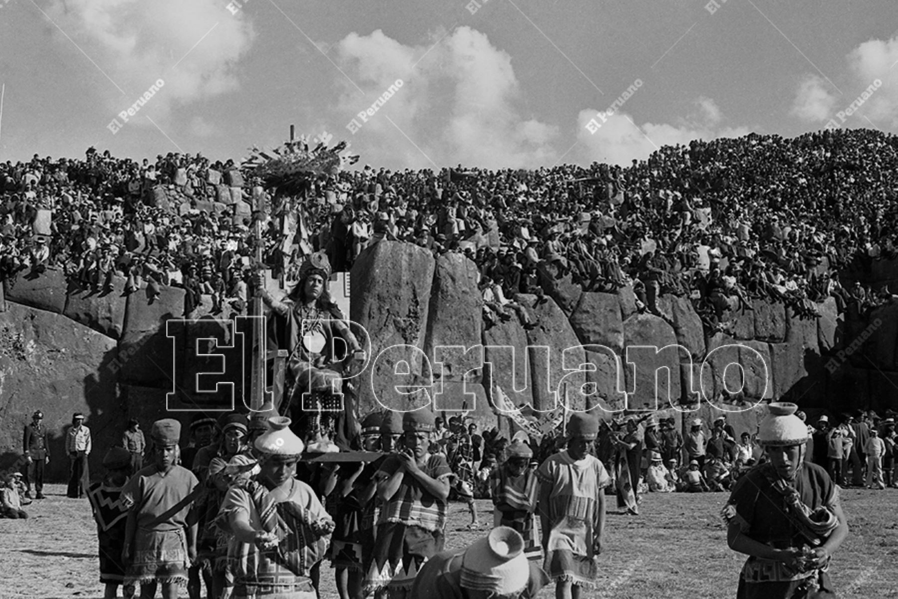 Cusco - 24 junio 1975 / Celebración del Inti Raymi o Fiesta del Sol en la explanada de la fortaleza de Sacsayhuamán. Foto: Archivo Histórico de El Peruano / Oswaldo Sánchez