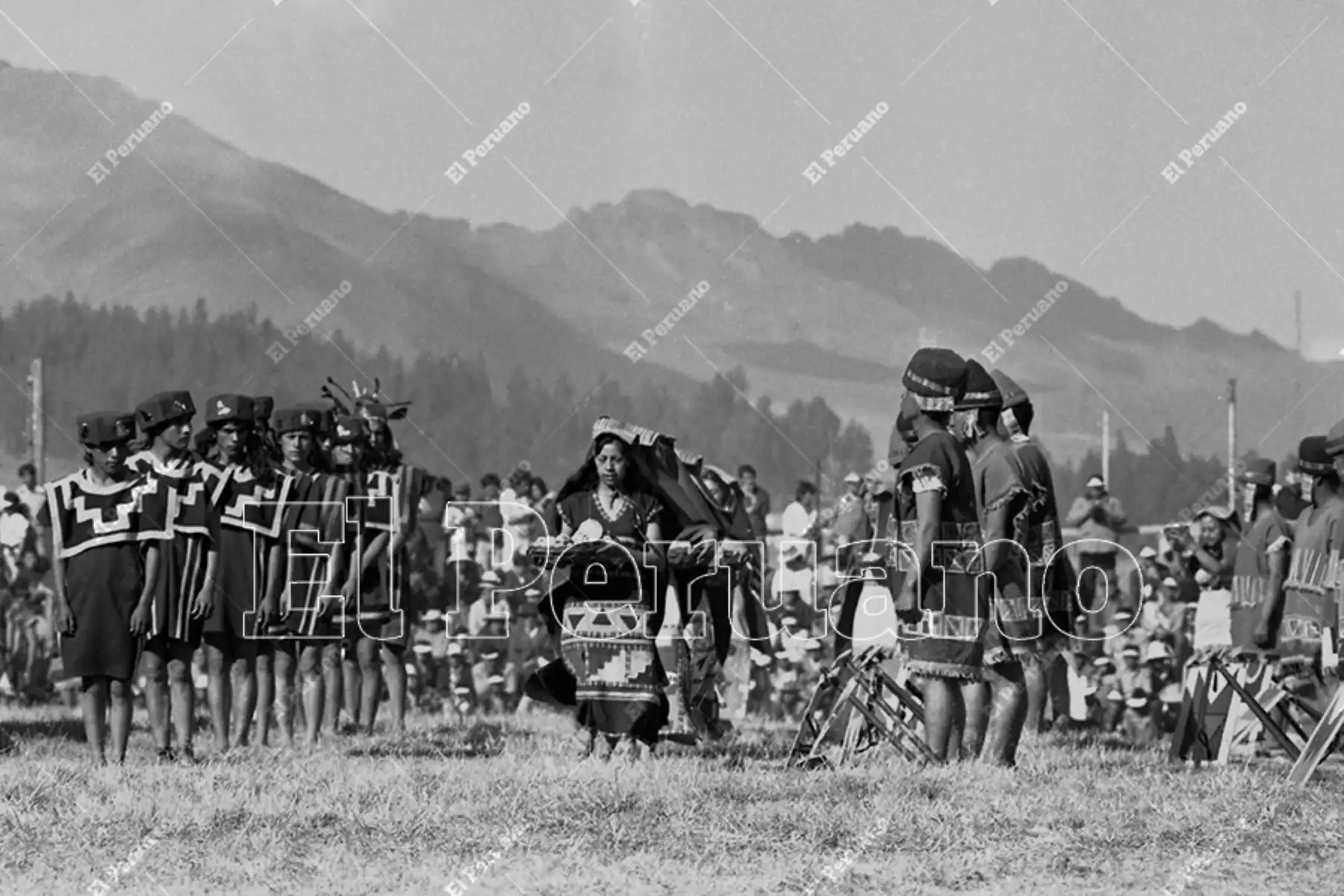 Cusco - 24 junio 1975 / Celebración del Inti Raymi o Fiesta del Sol en la explanada de la fortaleza de Sacsayhuamán. Foto: Archivo Histórico de El Peruano / Oswaldo Sánchez