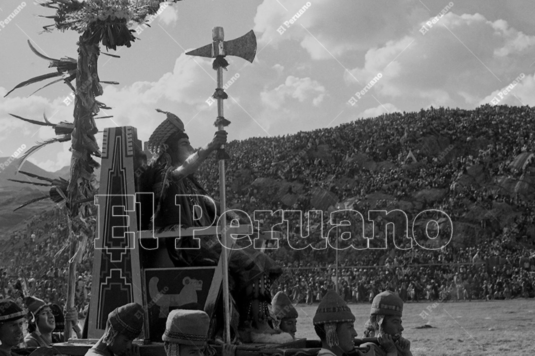 Cusco - 24 junio 1975 / Celebración del Inti Raymi o Fiesta del Sol en la explanada de la fortaleza de Sacsayhuamán. Foto: Archivo Histórico de El Peruano / Oswaldo Sánchez