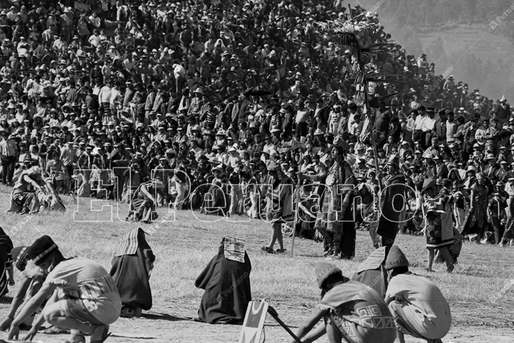 Cusco - 24 junio 1975 / Celebración del Inti Raymi o Fiesta del Sol en la explanada de la fortaleza de Sacsayhuamán. Foto: Archivo Histórico de El Peruano / Oswaldo Sánchez