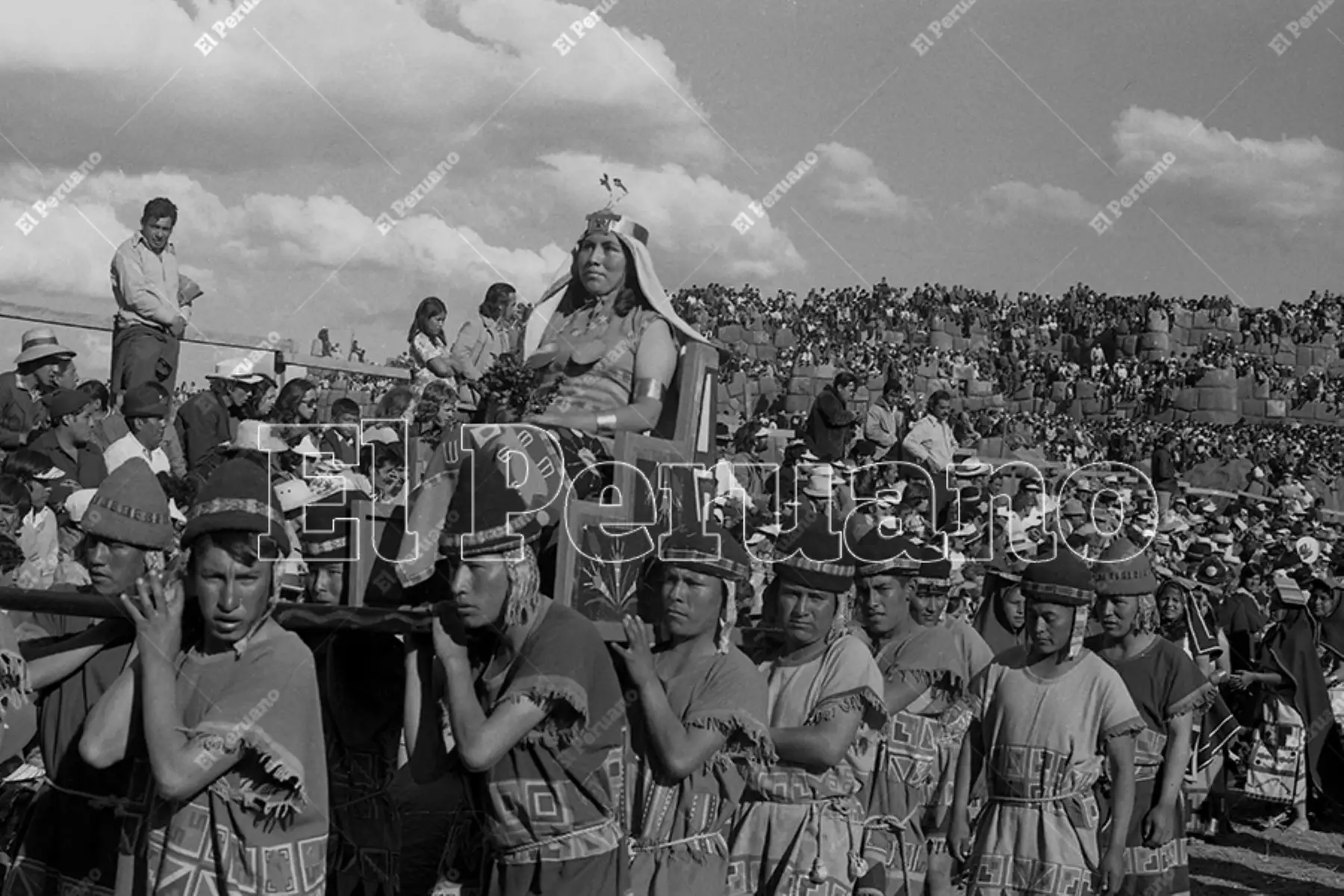 Cusco - 24 junio 1975 / Celebración del Inti Raymi o Fiesta del Sol en la explanada de la fortaleza de Sacsayhuamán. Foto: Archivo Histórico de El Peruano / Oswaldo Sánchez