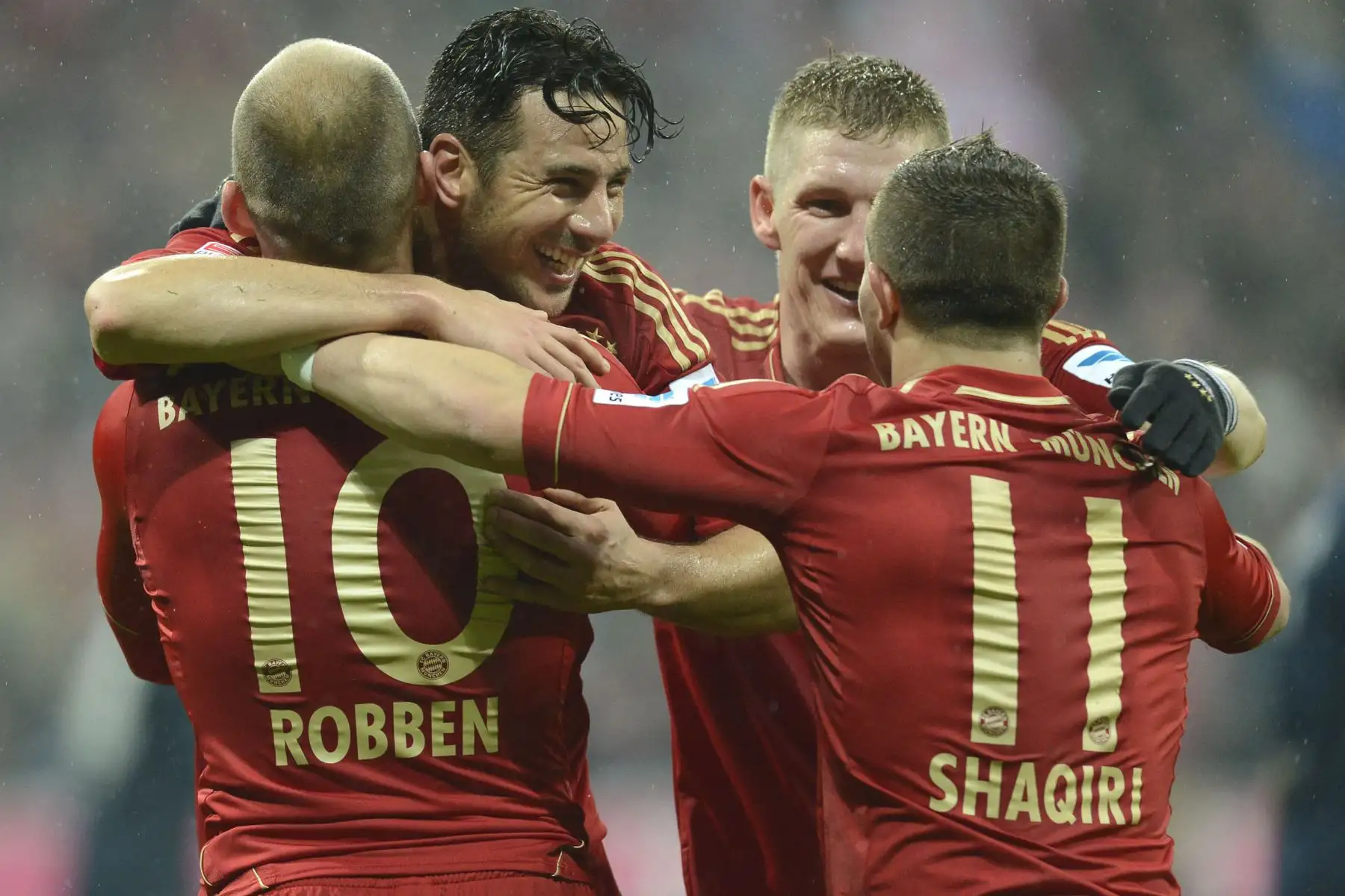 El mediocampista holandés del Bayern de Múnich Arjen Robben, el delantero peruano del Bayern de Múnich Claudio Pizarro, el mediocampista del Bayern de Múnich Bastian Schweinsteiger y el mediocampista suizo del Bayern de Múnich Xherdan Shaqiri celebran después del cuarto gol durante el partido de fútbol de la primera división de la Bundesliga alemana FC Bayern vs Hamburger SV, el 30 de marzo de 2013. Foto: AFP