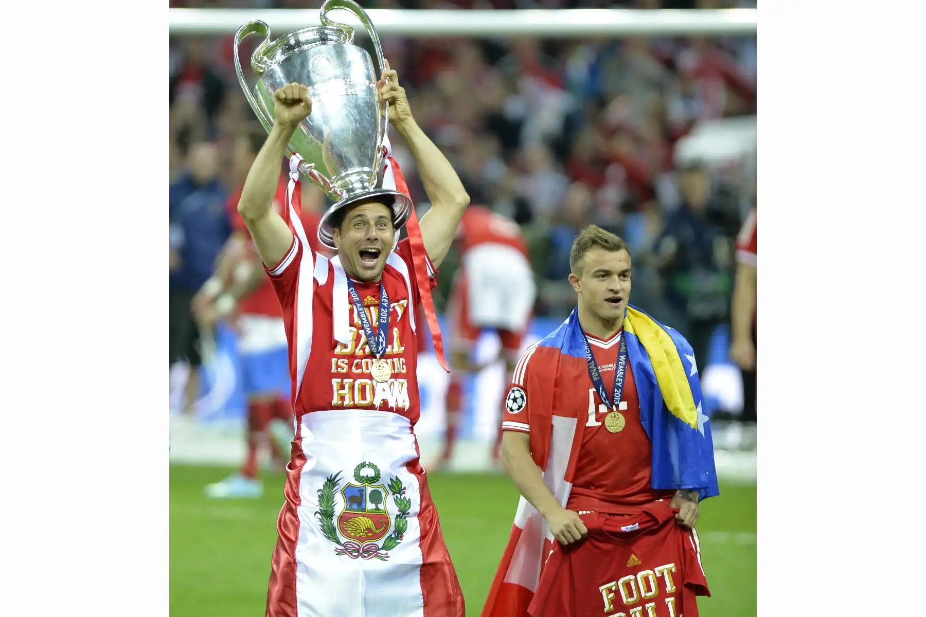 El delantero peruano Claudio Pizarro del Bayern Munich celebra con el trofeo en el campo después de su victoria en el partido de fútbol final de la Liga de Campeones de la UEFA entre el Borussia Dortmund y el Bayern Munich en el estadio de Wembley en Londres el 25 de mayo de 2013. Foto: AFP