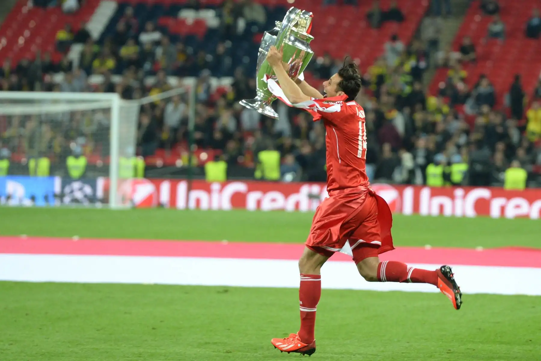 El delantero peruano del Bayern de Múnich, Claudio Pizarro, celebra con el trofeo después de que su equipo ganara la final de la Liga de Campeones de la UEFA entre el Borussia Dortmund y el Bayern de Múnich en el estadio de Wembley en Londres el 25 de mayo de 2013. Foto: AFP