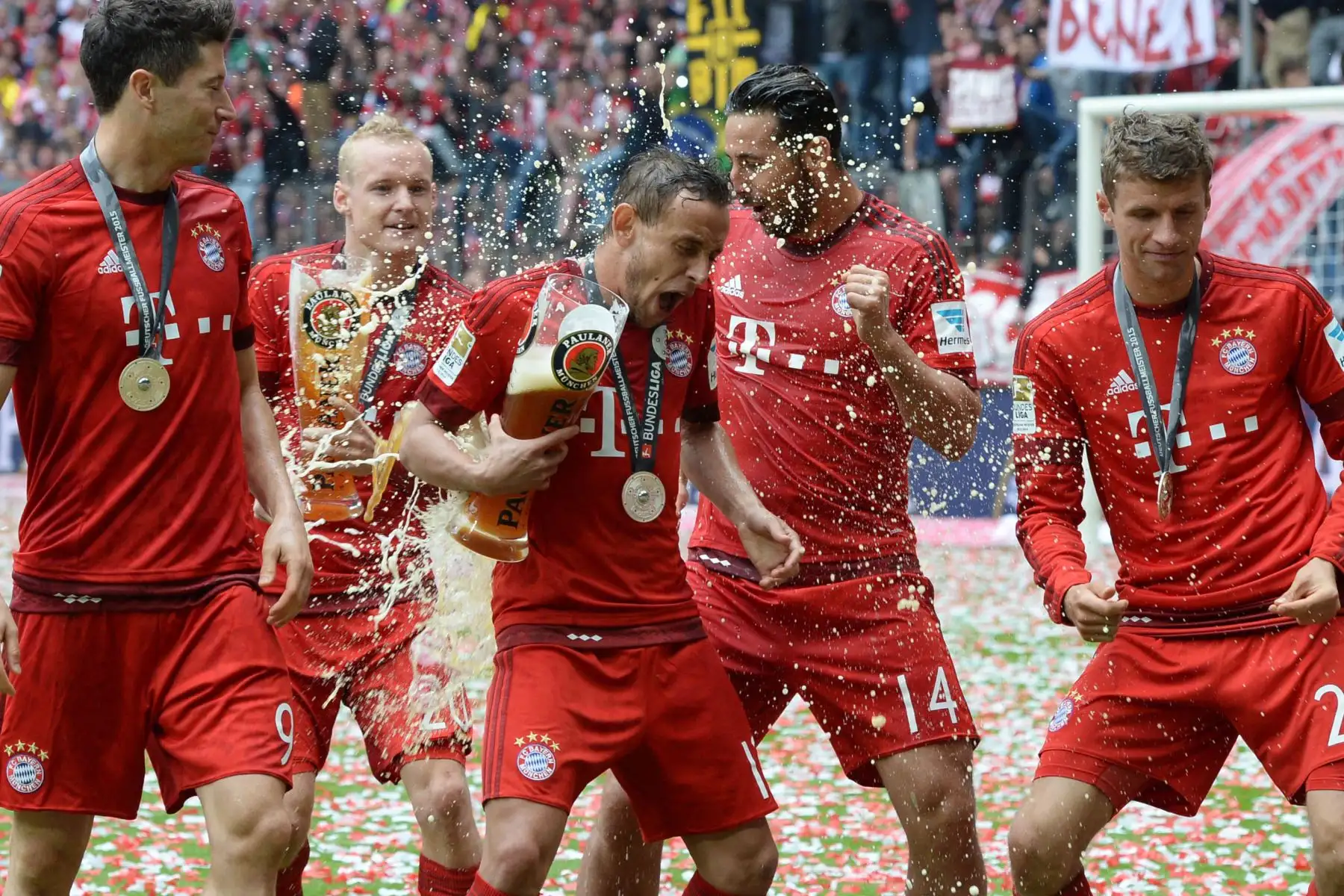 Dante, defensor brasileño del Bayern Munich, Sebastián Rode, mediocampista del Bayern Munich, Rafinha, defensor brasileño del Bayern Munich, Claudio Pizarro, delantero peruano del Bayern Munich, celebran ganar su 25º título de la Bundesliga. Foto: AFP