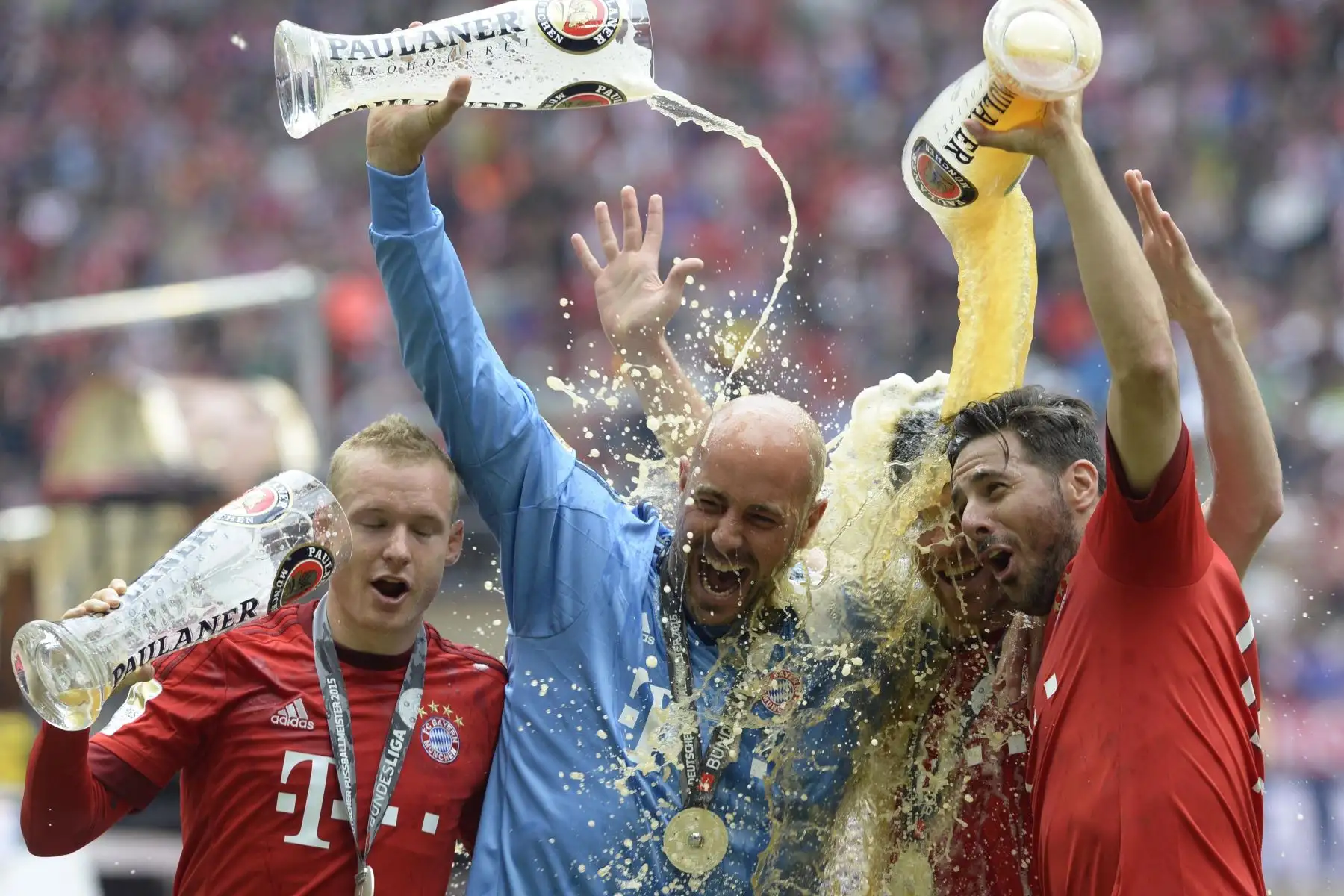 El mediocampista del Bayern Munich Sebastian Rode, el portero español del Bayern Munich José Manuel Reina, el mediocampista español del Bayern Munich Xabi Alonso y el delantero peruano del Bayern Munich Claudio Pizarro celebran con cerveza mientras su club celebra ganar su 25º título de la Bundesliga. Foto: AFP