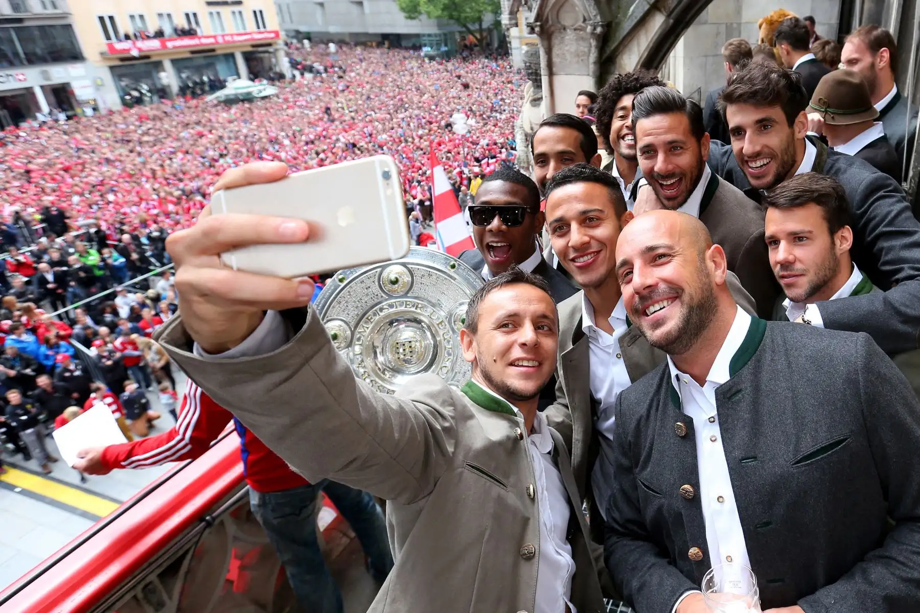 El mediocampista del Bayern Munich Sebastian Rode, el delantero peruano del Bayern Munich Claudio Pizarro, el mediocampista español del Bayern Munich Juan Bernat, el defensa brasileño del Bayern Munich Rafinha y el portero español del Bayern Munich José Manuel Reina se toman una selfie con el trofeo como club de fútbol FC de la Bundesliga. Foto: AFP