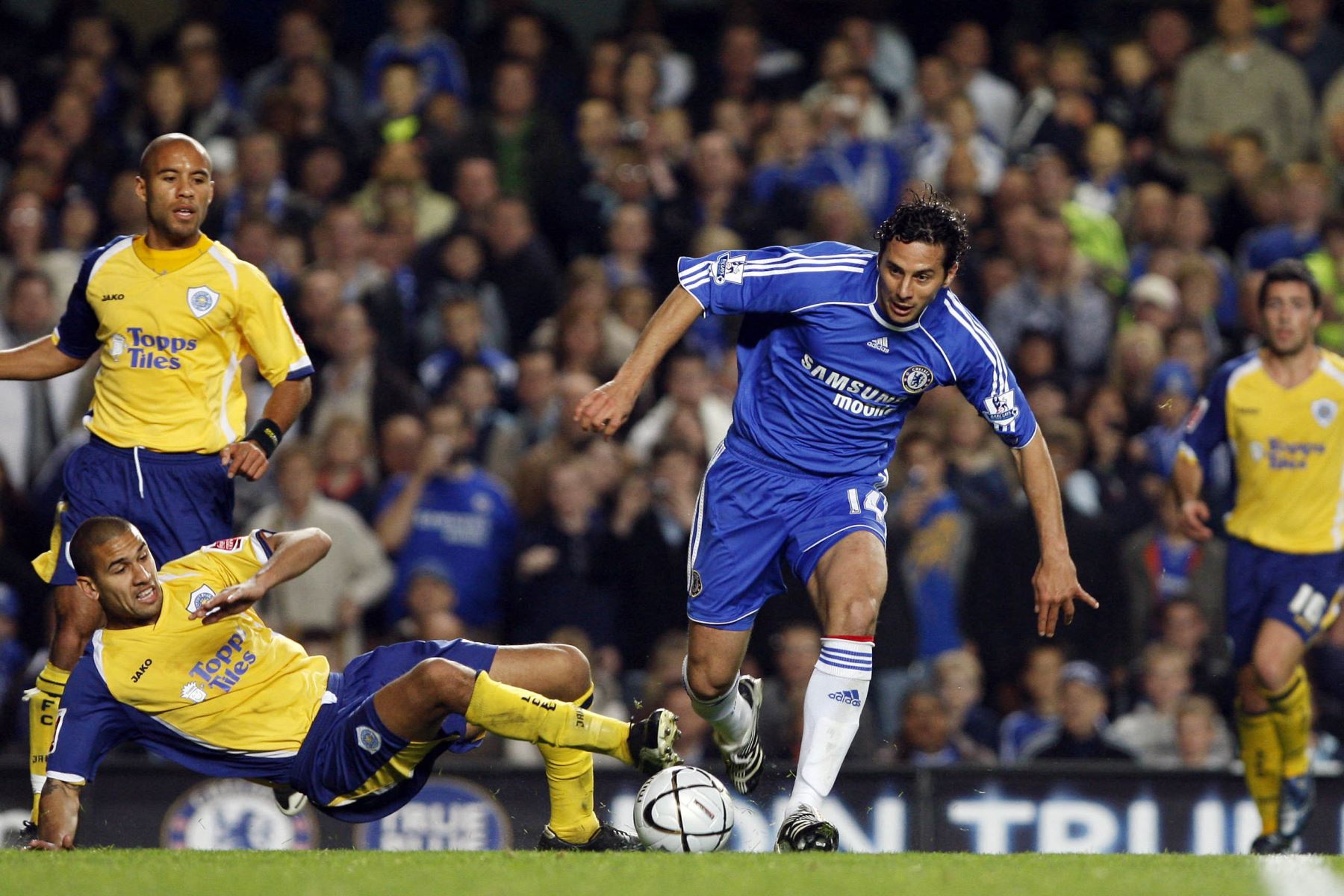 Claudio Pizarro del Chelsea intenta superar un desafío de Patrick Kisnorbo durante el partido de fútbol de la cuarta ronda de la Copa Carling en Stamford Bridge en Londres el 31 de octubre de 2007. Foto: AFP
