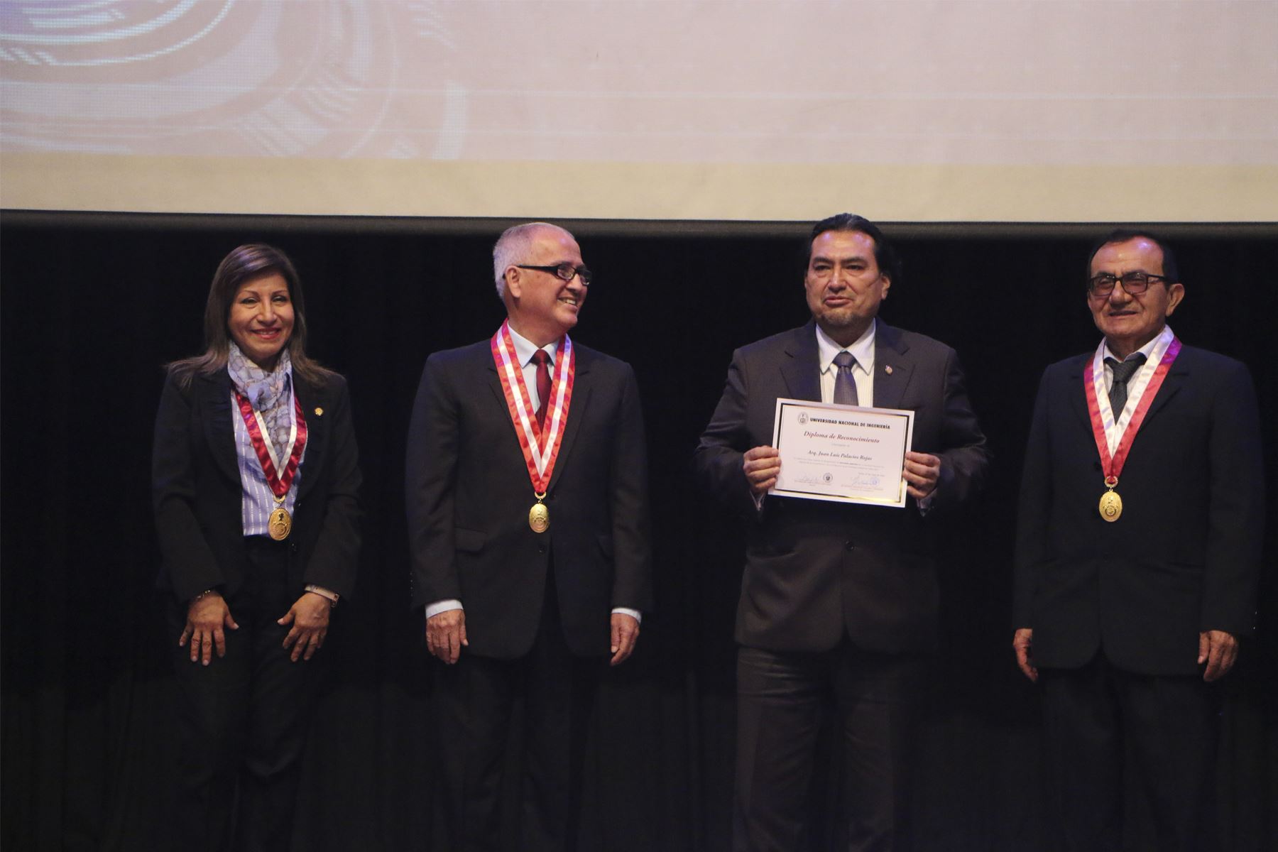 Premiación al doctor Juan Palacios en el GTNL, el 27 de mayo de 2022.