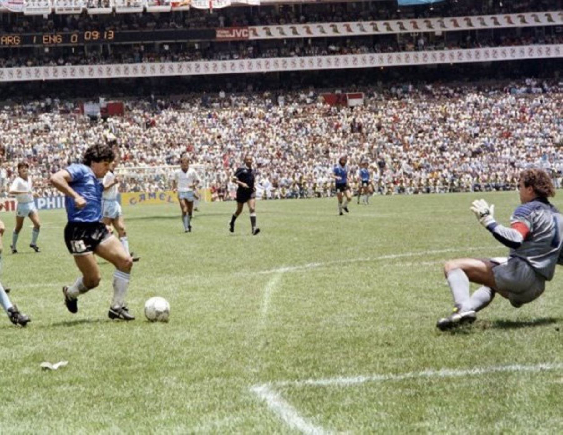 Maradona anota el Gol de Siglo en el Mundial 1986