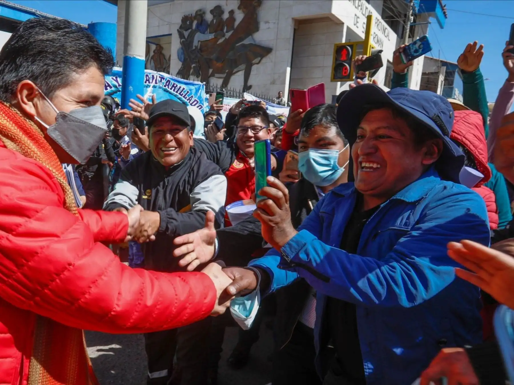 Durante su encuentro con la población y autoridades de la región Puno, desde Juliaca, el presidente Pedro Castillo, anunció que convocará a un Consejo de Ministros extraordinario para reforzar la atención de la población, agricultura y ganadería frente a las heladas y el friaje.