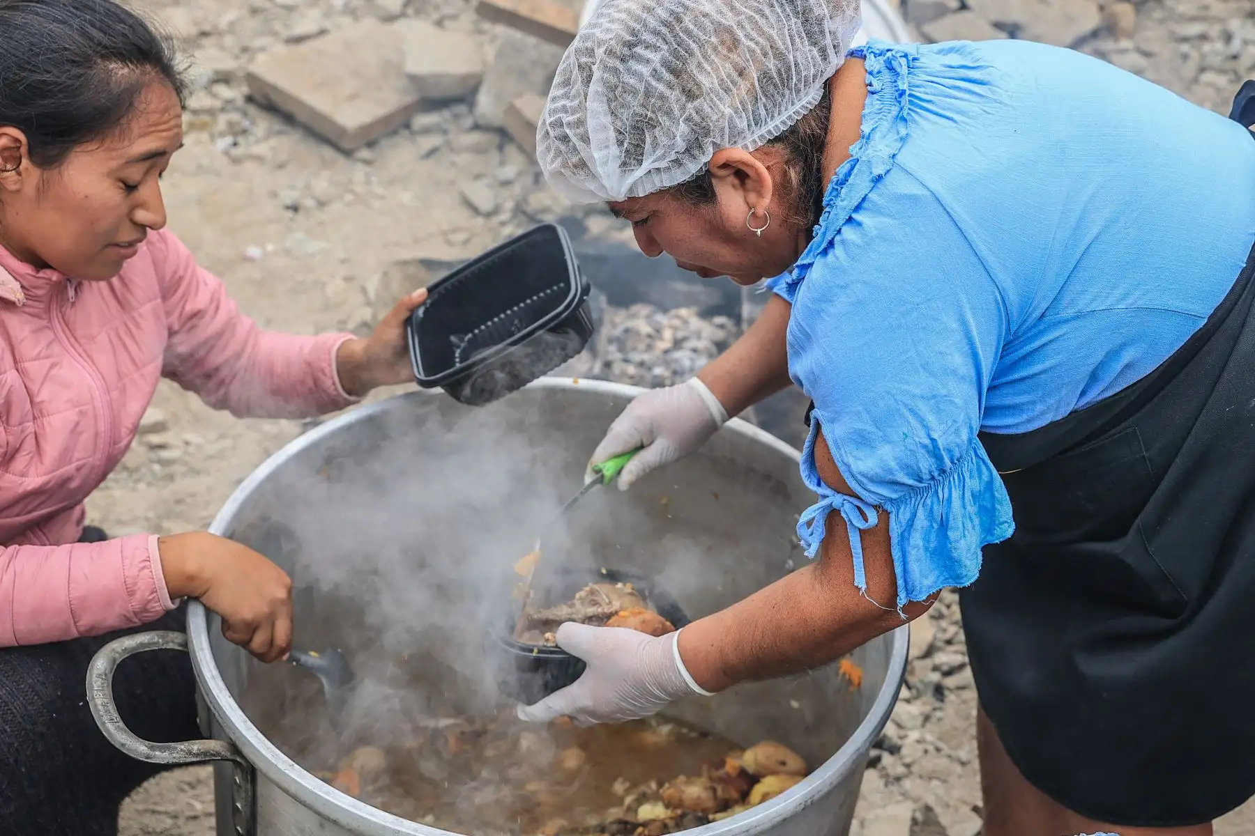 La olla común “María Parado de Bellido” ubicada en la agrupación familiar Hijos de Juan Pablo II en el distrito de San Juan de Lurigancho, recibió la ayuda del empresario y chef peruano Juan Chipoco. Luego de haber sufrido un incendio que los dejó sin local las madres y vecinos de la olla común “María Parado de Bellido” celebran con una deliciosa pachamanca la visita del chef peruano y su apoyo a los pobladores de esta zona. 
Foto: ANDINA/Andrés Valle