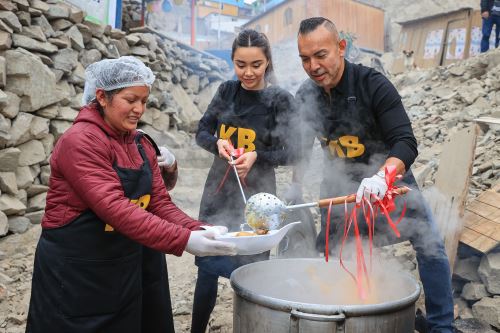 Reconocido chef peruano visitó olla común de San Juan de Lurigancho