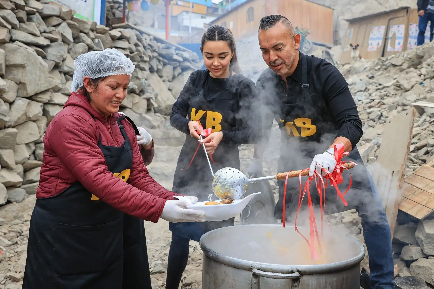 La olla común “María Parado de Bellido” ubicada en la agrupación familiar Hijos de Juan Pablo II en el distrito de San Juan de Lurigancho, recibió la ayuda del empresario y chef peruano Juan Chipoco. Luego de haber sufrido un incendio que los dejó sin local las madres y vecinos de la olla común “María Parado de Bellido” celebran con una deliciosa pachamanca la visita del chef peruano y su apoyo a los pobladores de esta zona. 
Foto: ANDINA/Andrés Valle