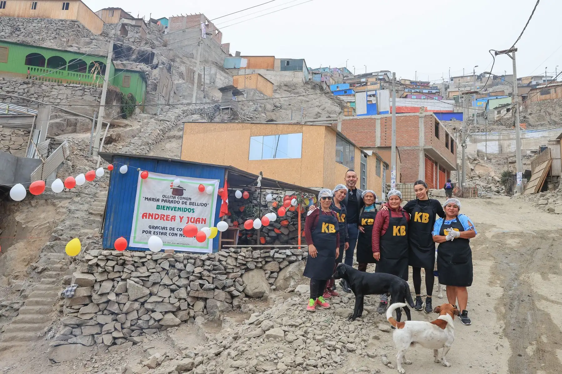 La olla común “María Parado de Bellido” ubicada en la agrupación familiar Hijos de Juan Pablo II en el distrito de San Juan de Lurigancho, recibió la ayuda del empresario y chef peruano Juan Chipoco. Luego de haber sufrido un incendio que los dejó sin local las madres y vecinos de la olla común “María Parado de Bellido” celebran con una deliciosa pachamanca la visita del chef peruano y su apoyo a los pobladores de esta zona. 
Foto: ANDINA/Andrés Valle