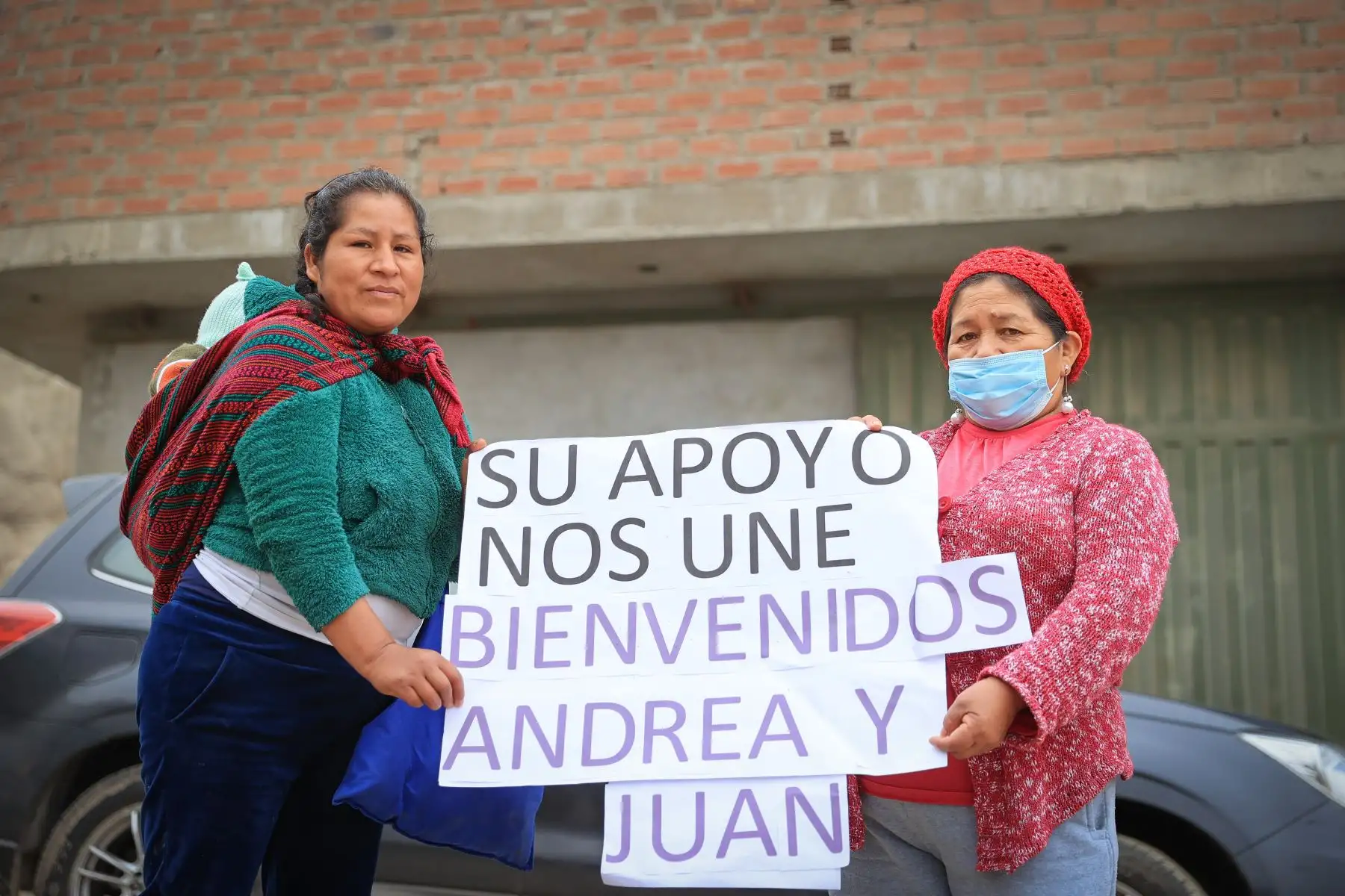La olla común “María Parado de Bellido” ubicada en la agrupación familiar Hijos de Juan Pablo II en el distrito de San Juan de Lurigancho, recibió la ayuda del empresario y chef peruano Juan Chipoco. Luego de haber sufrido un incendio que los dejó sin local las madres y vecinos de la olla común “María Parado de Bellido” celebran con una deliciosa pachamanca la visita del chef peruano y su apoyo a los pobladores de esta zona. 
Foto: ANDINA/Andrés Valle