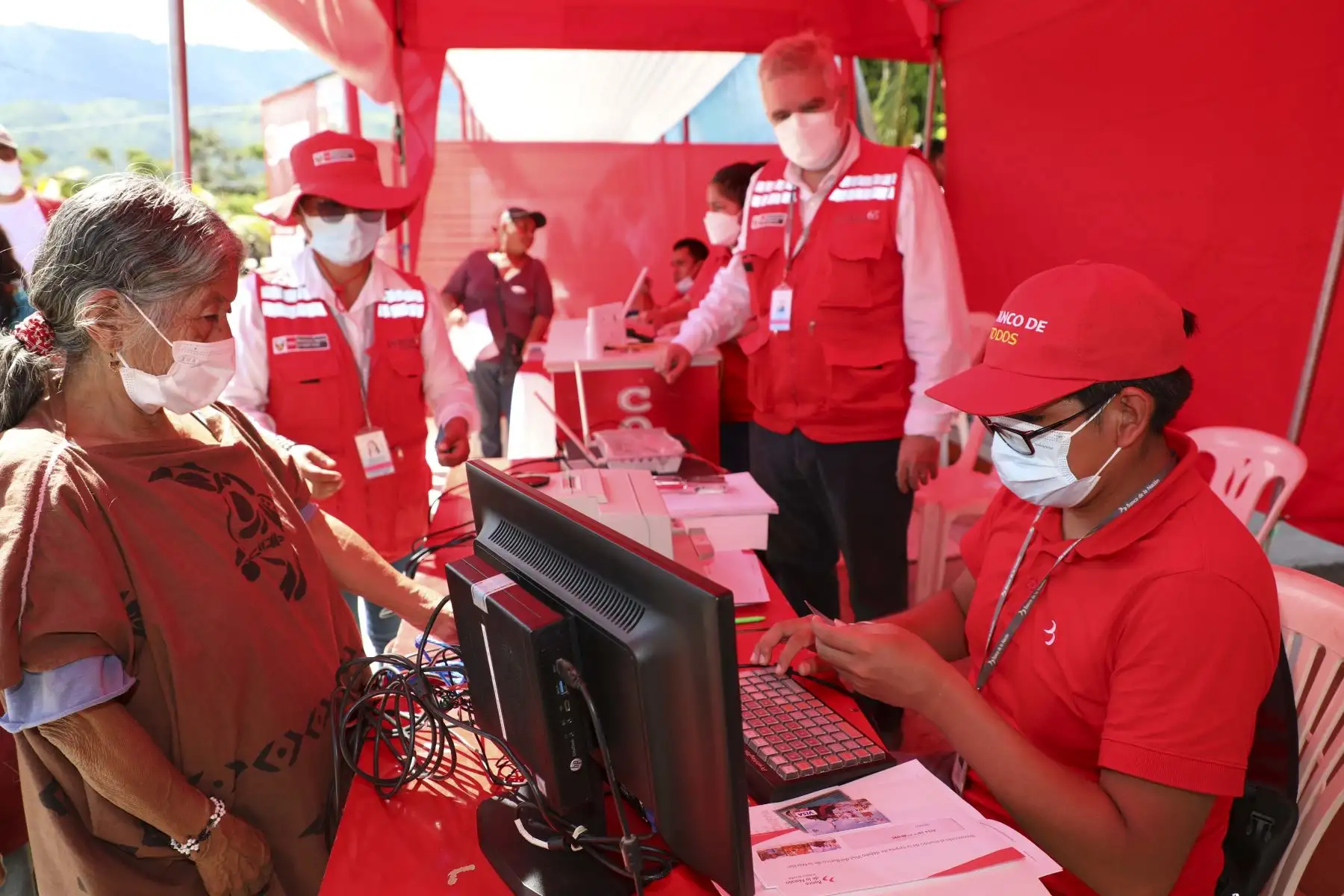En el distrito de Mazamari, provincia de Satipo, en el ámbito Vraem de la región Junín, unas mil personas usuarias del Programa Pensión 65, del Ministerio de Desarrollo e Inclusión Social (Midis), y personas beneficiarias del apoyo económico Yanapay recibieron sus subvenciones económicas. También se beneficiaron con campaña médica coordinada por el Comando Conjunto de las Fuerzas Armadas y expusieron emprendimientos productivos. Foto: Difusión