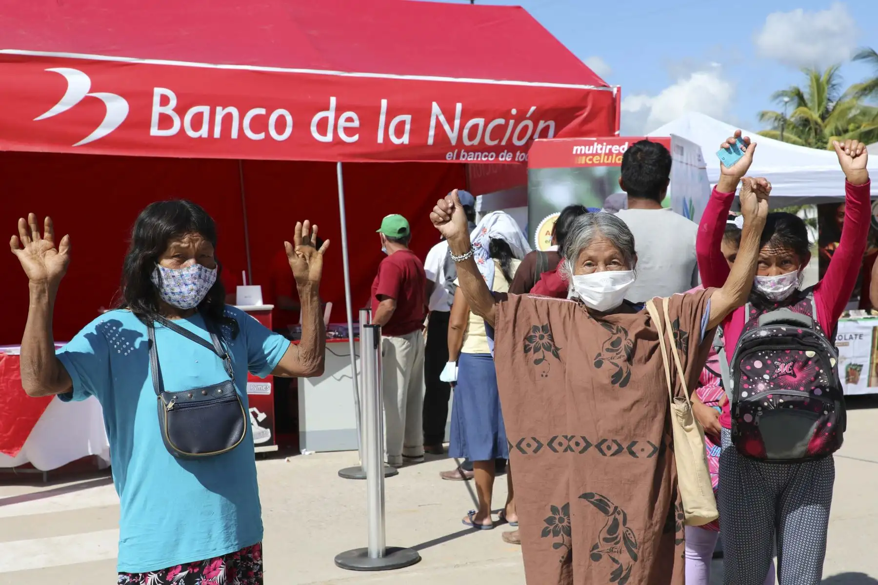 En el distrito de Mazamari, provincia de Satipo, en el ámbito Vraem de la región Junín, unas mil personas usuarias del Programa Pensión 65, del Ministerio de Desarrollo e Inclusión Social (Midis), y personas beneficiarias del apoyo económico Yanapay recibieron sus subvenciones económicas. También se beneficiaron con campaña médica coordinada por el Comando Conjunto de las Fuerzas Armadas y expusieron emprendimientos productivos. Foto: Difusión