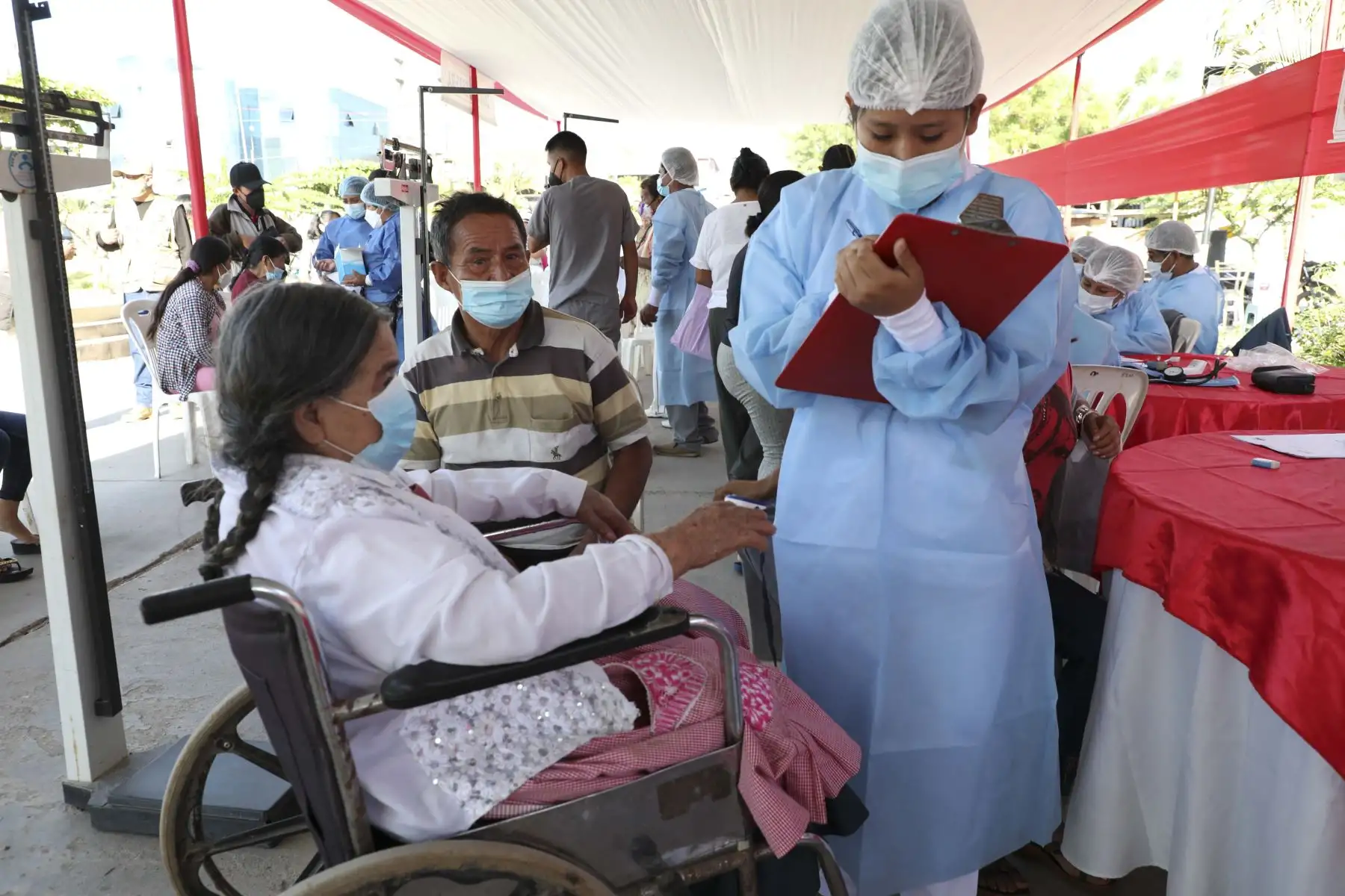 En el distrito de Mazamari, provincia de Satipo, en el ámbito Vraem de la región Junín, unas mil personas usuarias del Programa Pensión 65, del Ministerio de Desarrollo e Inclusión Social (Midis), y personas beneficiarias del apoyo económico Yanapay recibieron sus subvenciones económicas. También se beneficiaron con campaña médica coordinada por el Comando Conjunto de las Fuerzas Armadas y expusieron emprendimientos productivos. Foto: Difusión