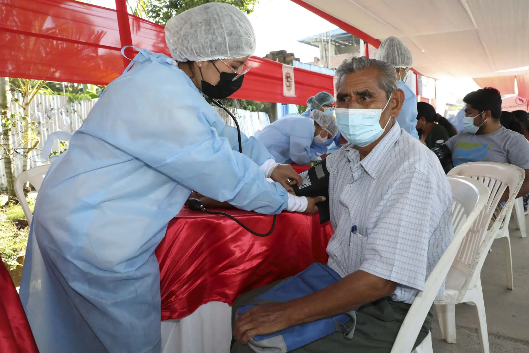 En el distrito de Mazamari, provincia de Satipo, en el ámbito Vraem de la región Junín, unas mil personas usuarias del Programa Pensión 65, del Ministerio de Desarrollo e Inclusión Social (Midis), y personas beneficiarias del apoyo económico Yanapay recibieron sus subvenciones económicas. También se beneficiaron con campaña médica coordinada por el Comando Conjunto de las Fuerzas Armadas y expusieron emprendimientos productivos. Foto: Difusión