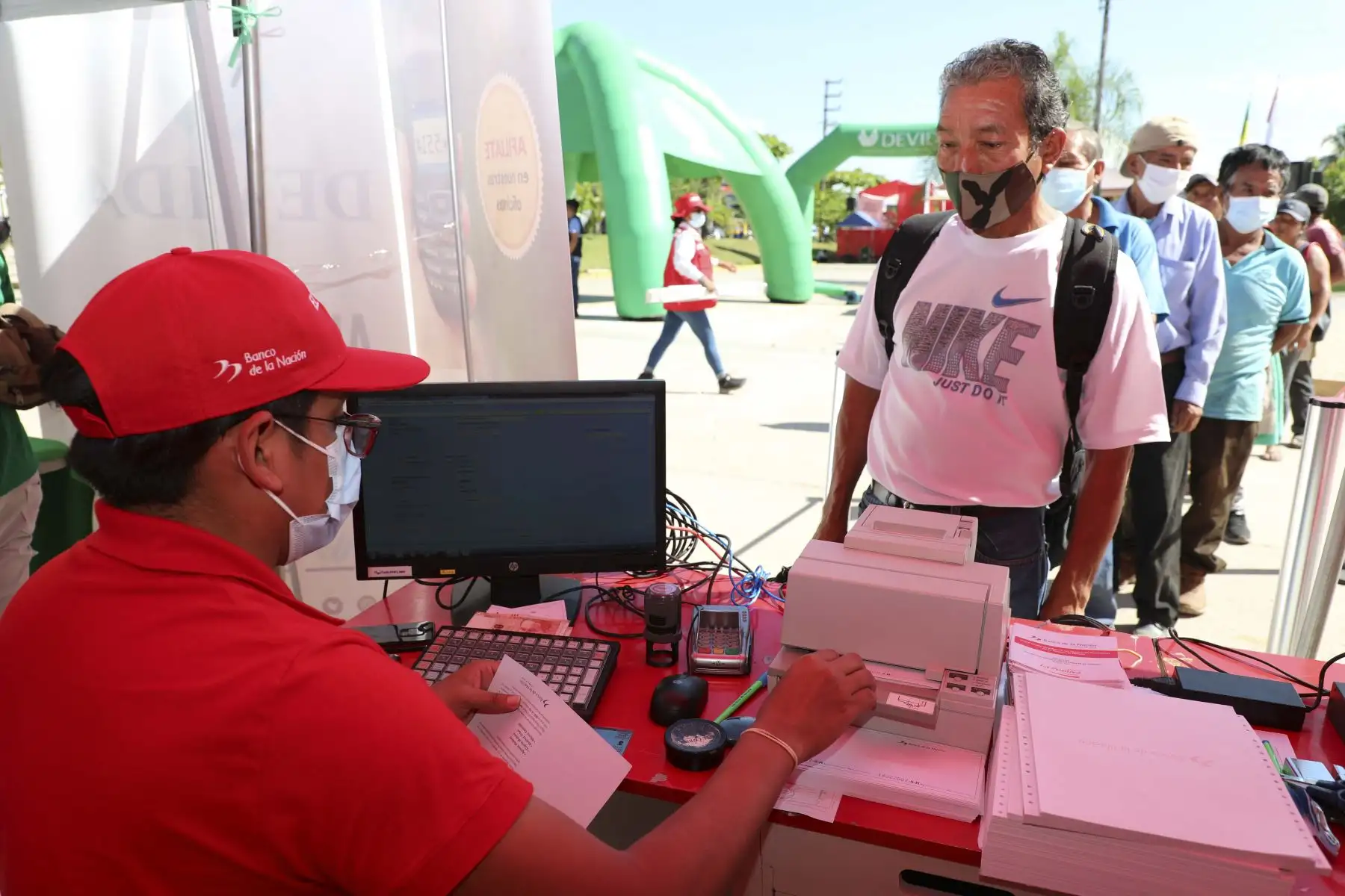 En el distrito de Mazamari, provincia de Satipo, en el ámbito Vraem de la región Junín, unas mil personas usuarias del Programa Pensión 65, del Ministerio de Desarrollo e Inclusión Social (Midis), y personas beneficiarias del apoyo económico Yanapay recibieron sus subvenciones económicas. También se beneficiaron con campaña médica coordinada por el Comando Conjunto de las Fuerzas Armadas y expusieron emprendimientos productivos. Foto: Difusión