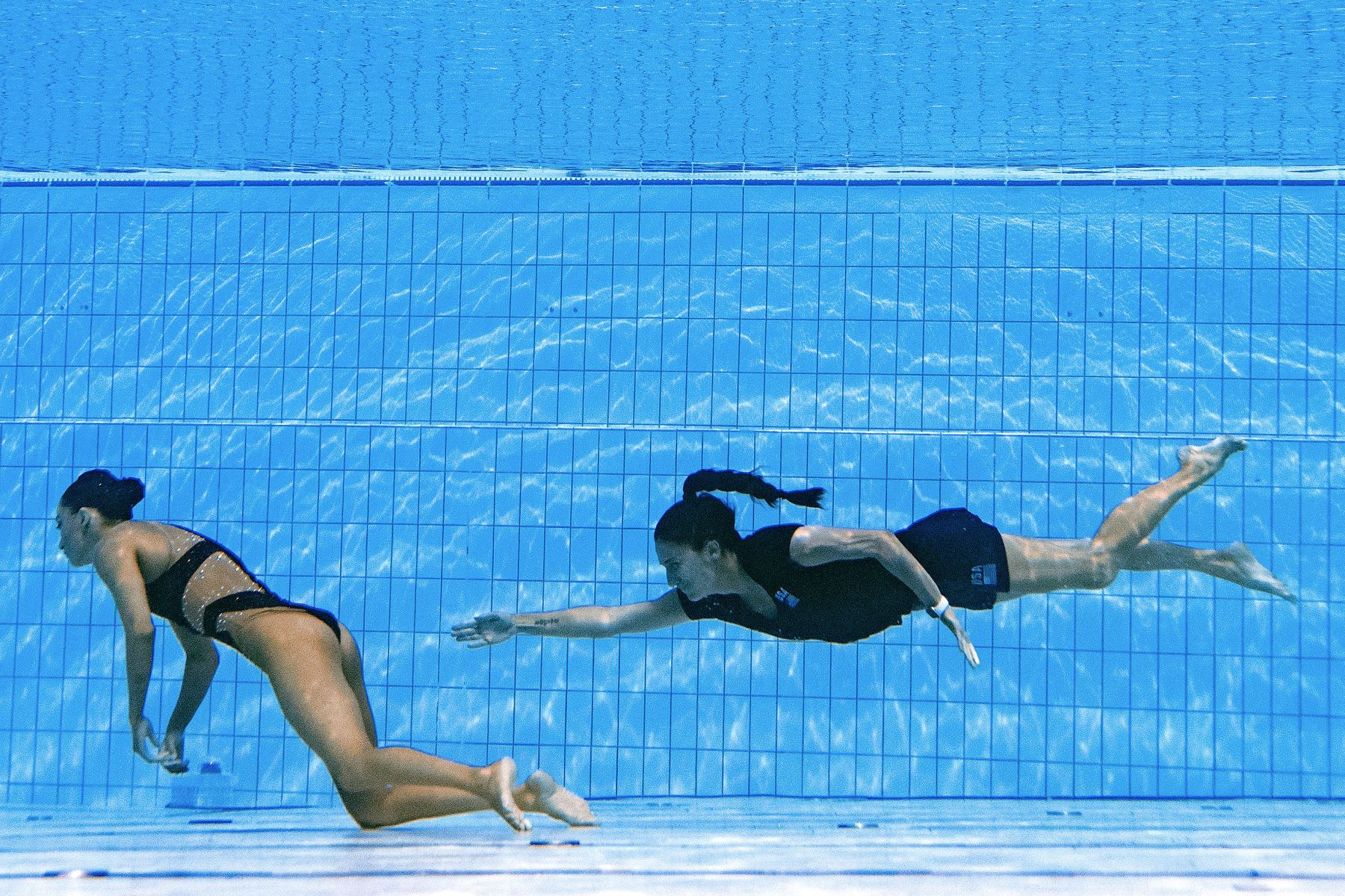 Alarma en Mundial de Natación: nadadora es rescatada al desvanecerse en la piscina [video]