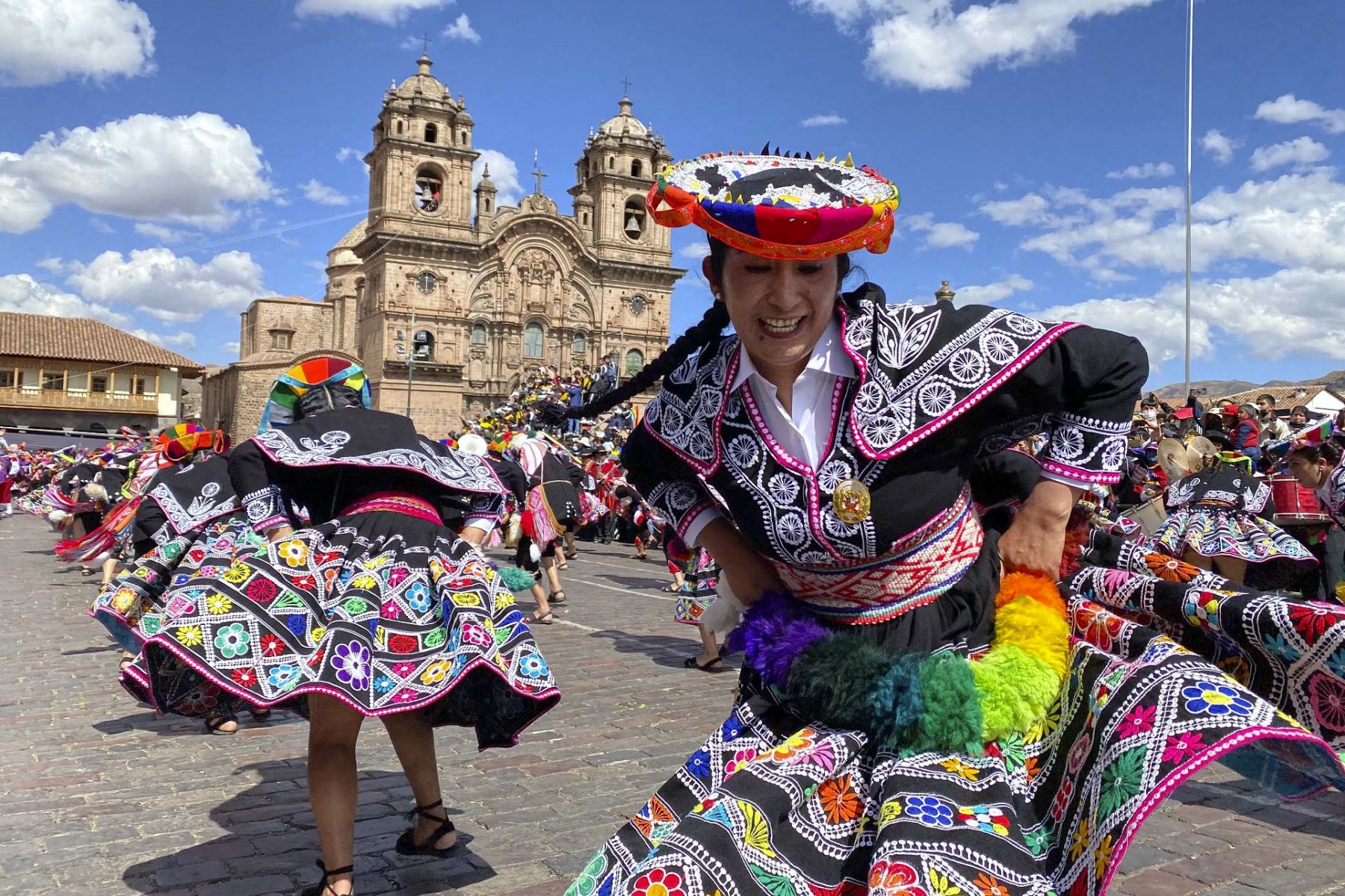Cusco celebra sus fiestas jubilares con alegría y entusiasmo