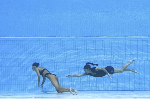 Alarma en Mundial de Natación: nadadora es rescatada al desvanecerse en la piscina