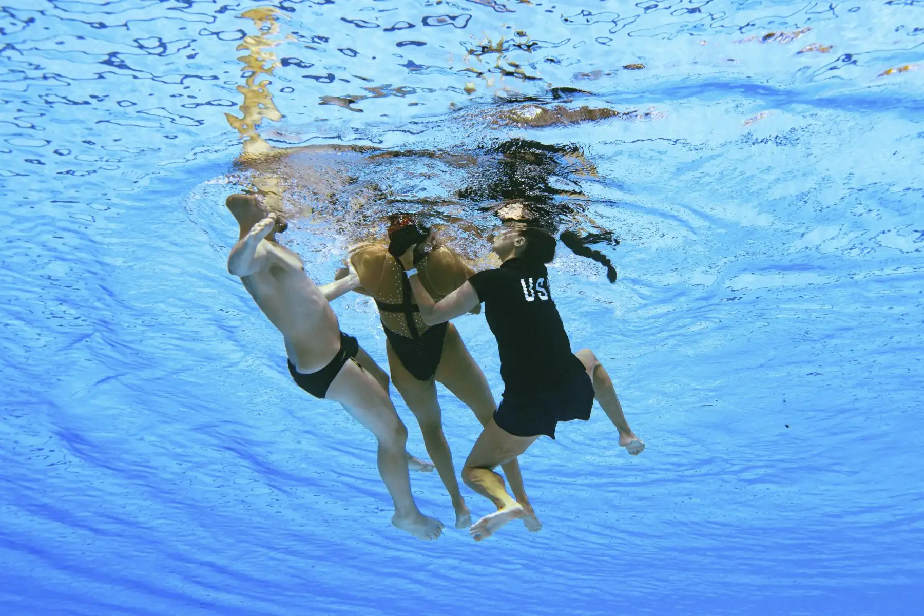 La entrenadora española, Andra Fuentes, nada para salvar a Anita Alvarez del fondo de la piscina durante un incidente en las finales de natación artística libre en solitario de mujeres, durante el Campeonato Mundial Acuático de Budapest 2022. Foto: AFP