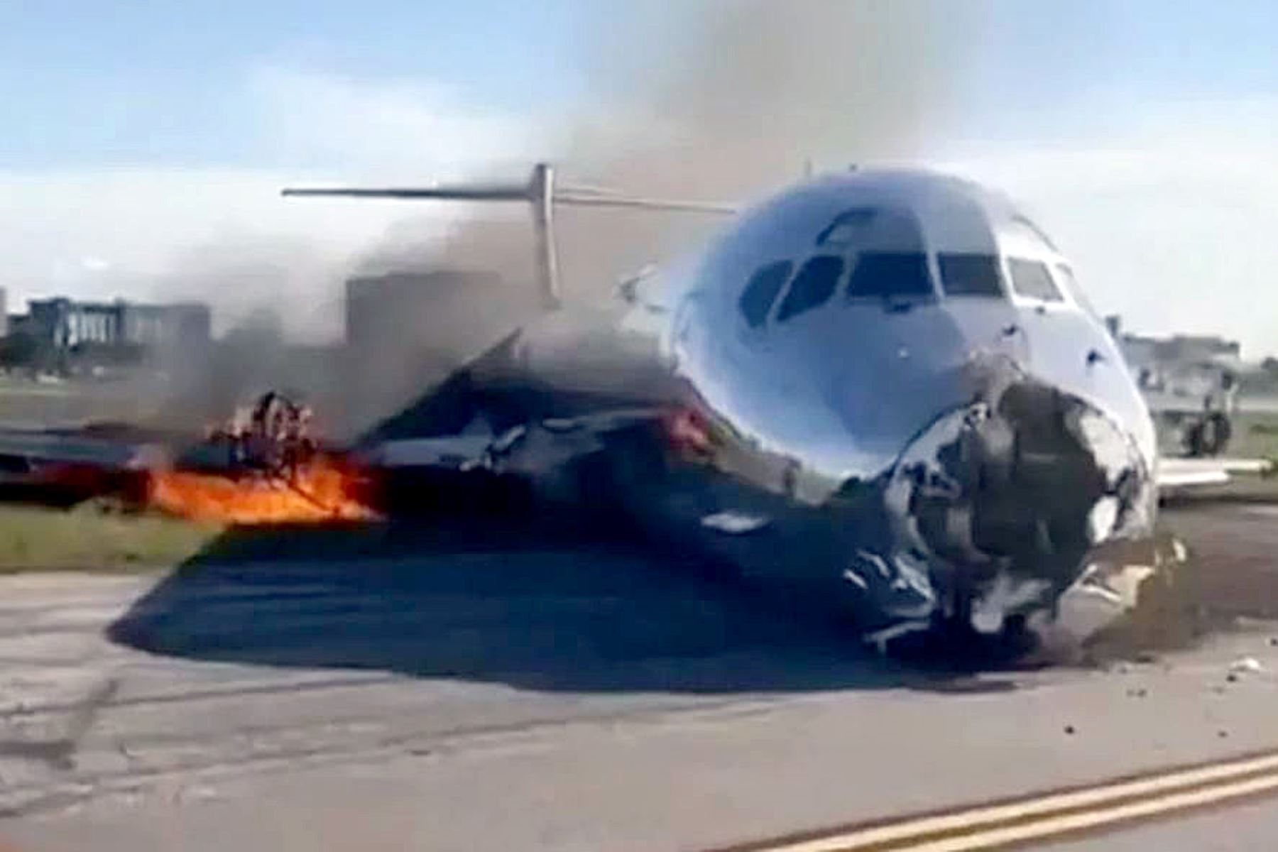 Un video publicado por varios medios de comunicación muestra la evacuación del avión, un McDonnell Douglas MD-82, torcido en la pista con el morro doblado mientras sale un espeso humo negro del fuselaje. Foto: Captura de pantalla.