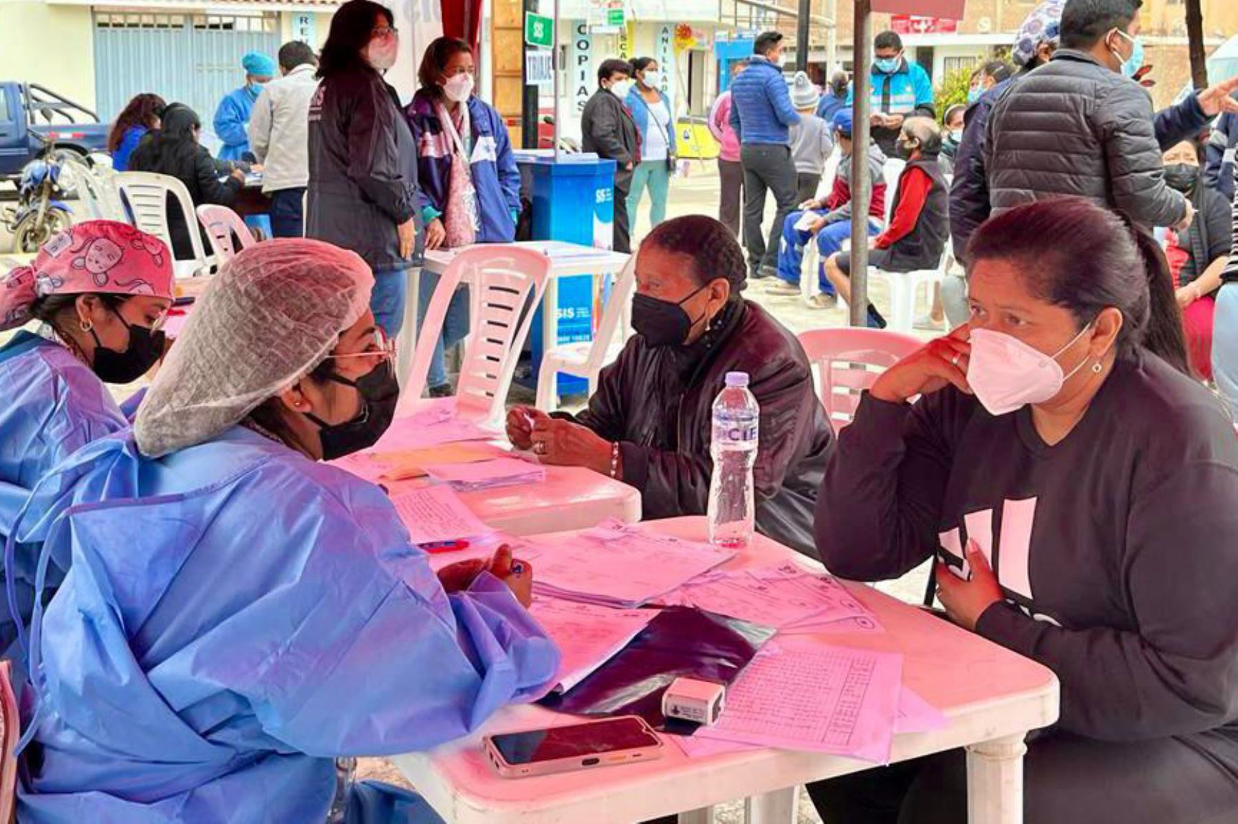 El Ministerio de Salud llevó jornada de salud a la plaza principal del distrito de San Luis, en la provincia de Cañete. Foto: Minsa