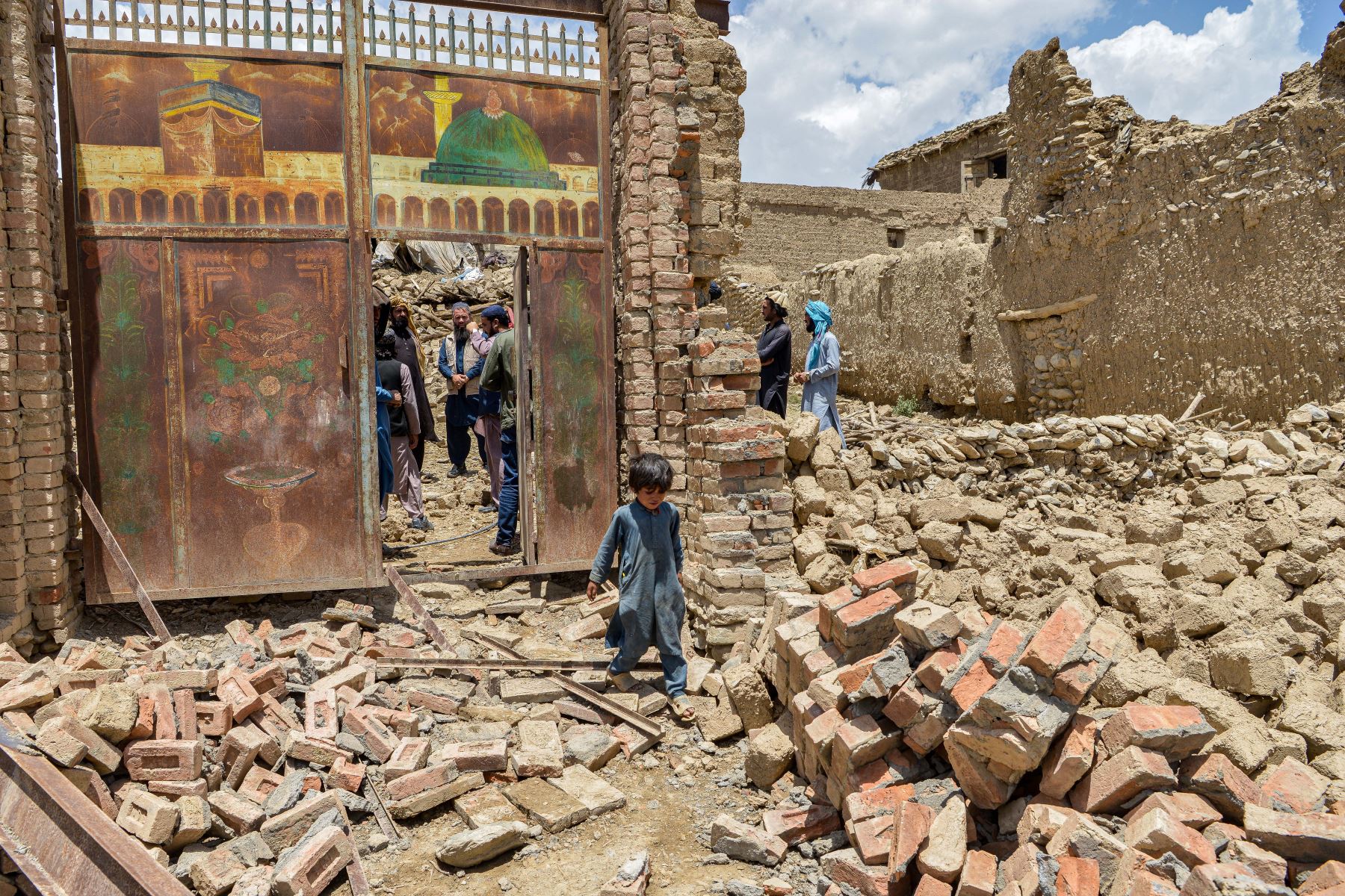 Hombres afganos buscan sus pertenencias entre las ruinas de una casa dañada por un terremoto en el distrito de Bernal, provincia de Paktika. Foto: AFP