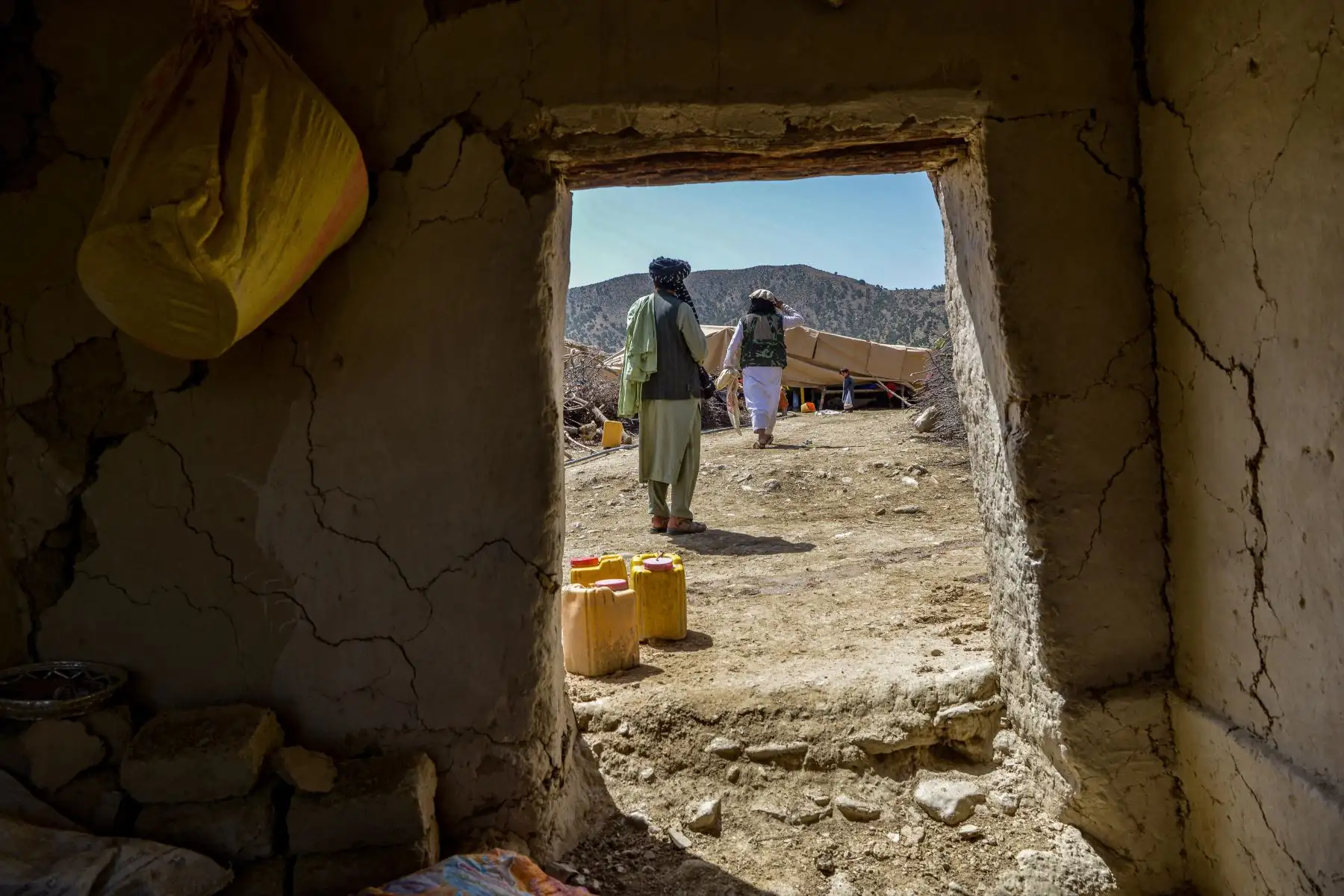 Aldeanos junto con los rescatistas examinan el alcance de los daños en una aldea luego de un terremoto en el distrito de Bernal, provincia de Paktika. Foto: AFP