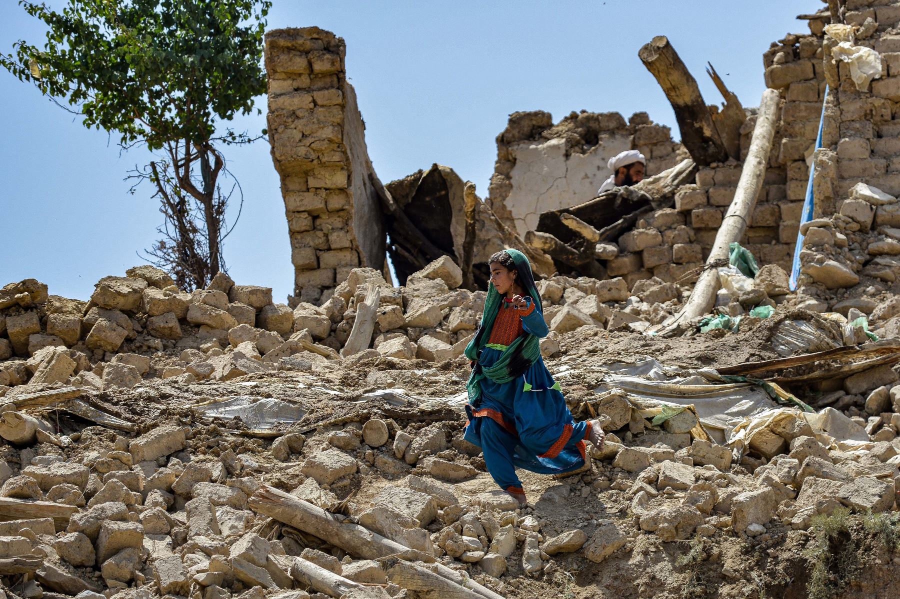 Ayuda llega cada vez a más zonas golpeadas por el terremoto en Afganistán