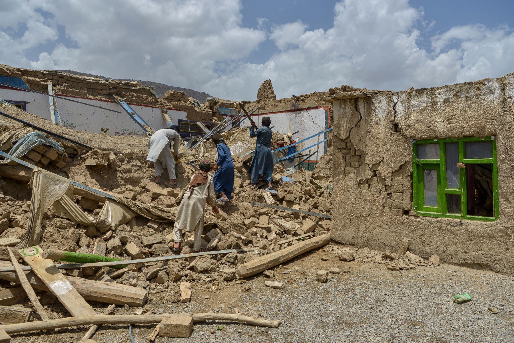 Aldeanos junto con los rescatistas examinan el alcance de los daños en una aldea luego de un terremoto en el distrito de Bernal, provincia de Paktika. Foto: AFP